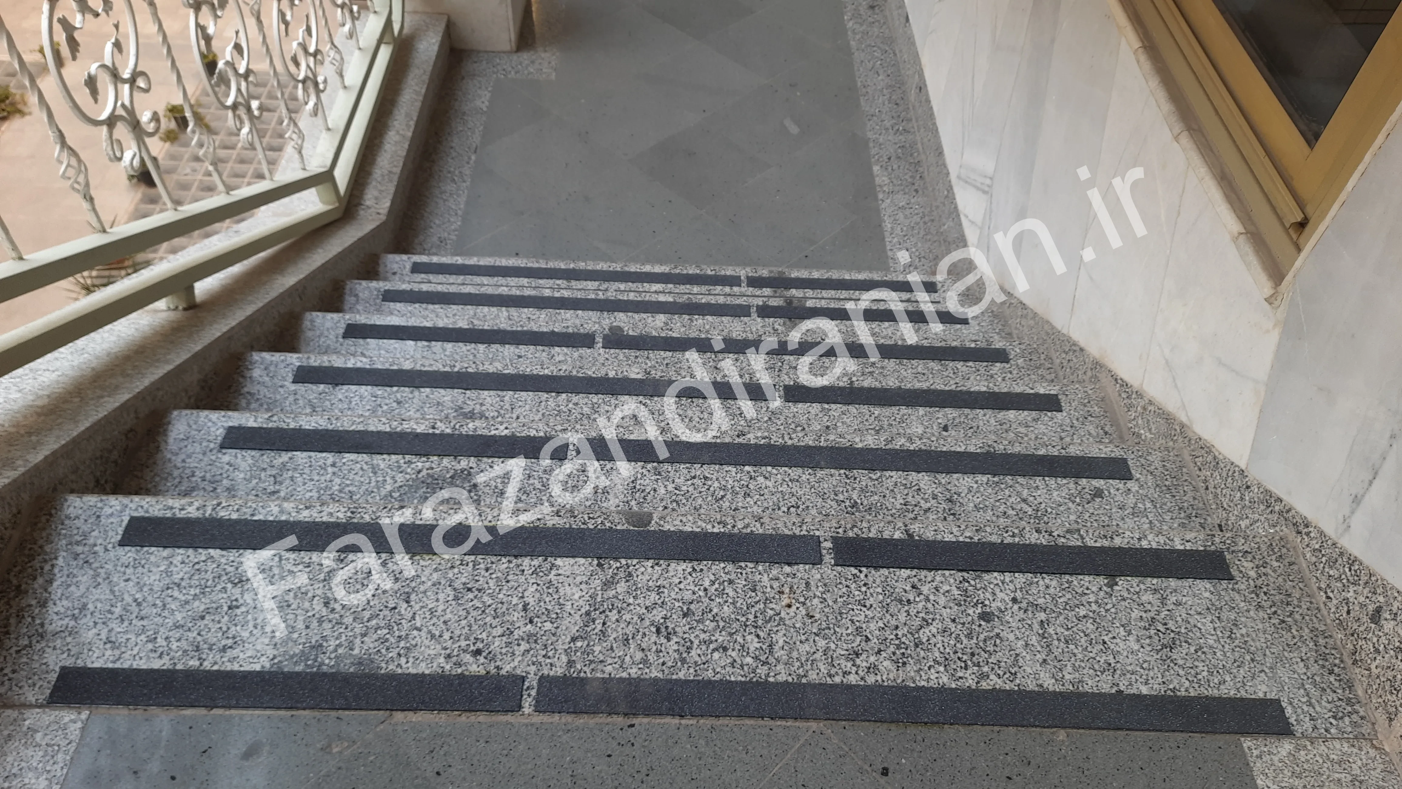تصویر ۳ از اجرای نوار ضد لغزش در حوزه علمیه فاطمیه کرمان