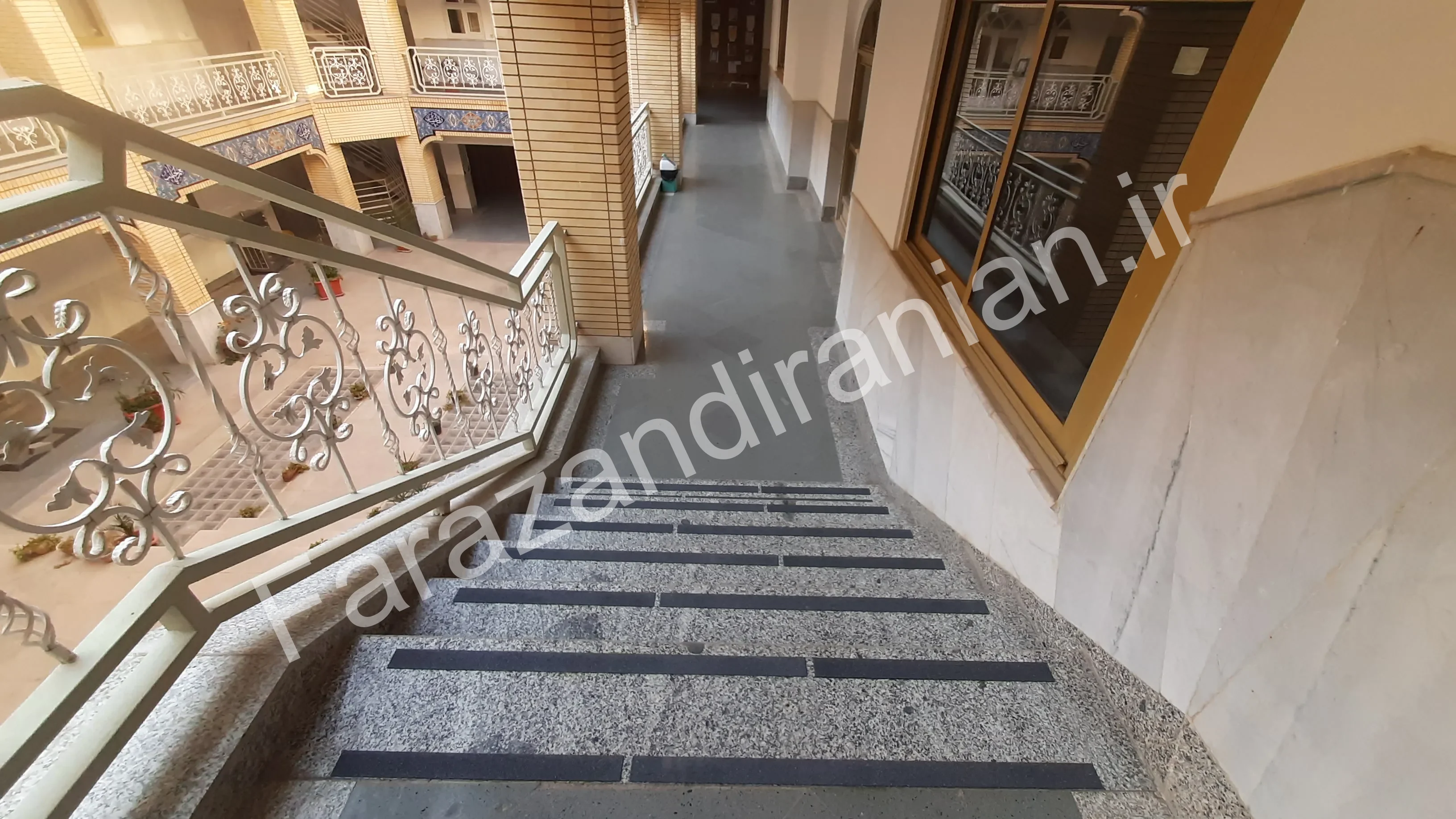 تصویر ۴ از اجرای نوار ضد لغزش در حوزه علمیه فاطمیه کرمان