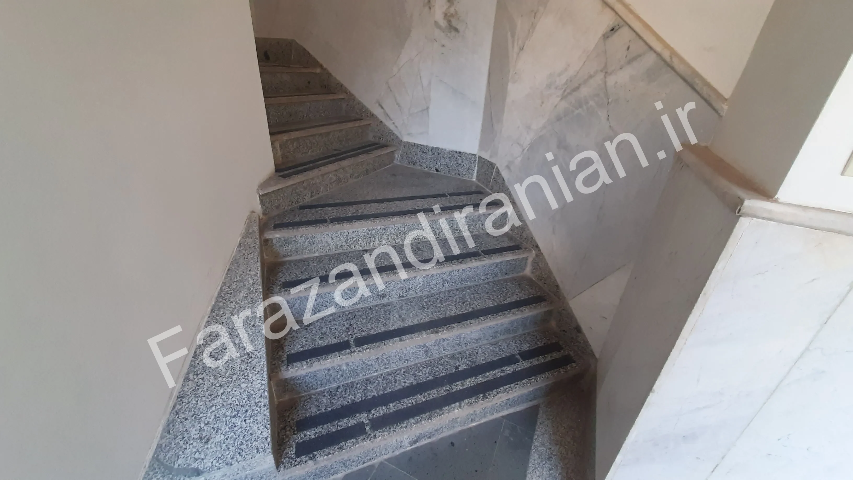 تصویر ۵ از اجرای نوار ضد لغزش در حوزه علمیه فاطمیه کرمان
