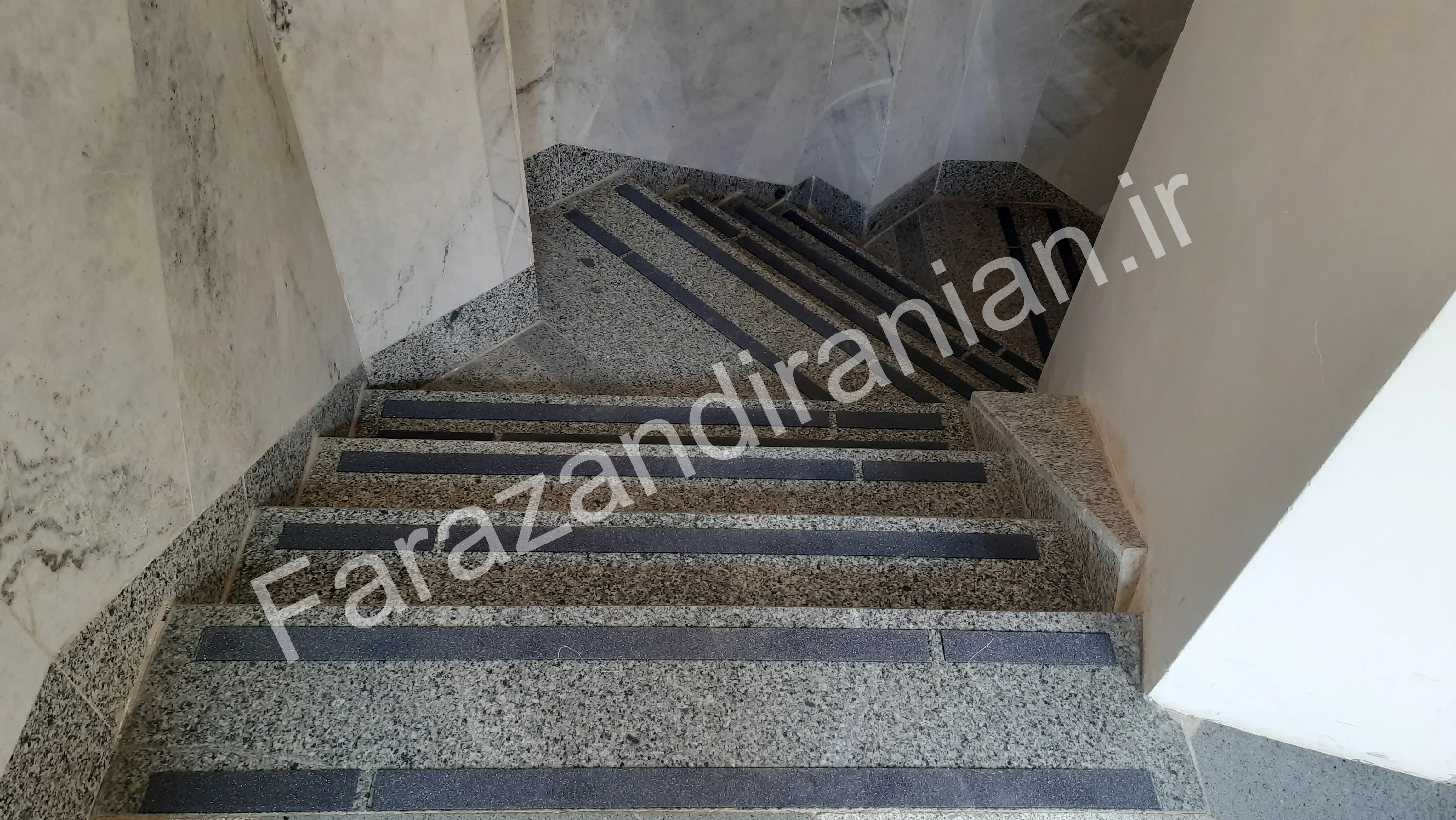 تصویر ۶ از اجرای نوار ضد لغزش در حوزه علمیه فاطمیه کرمان