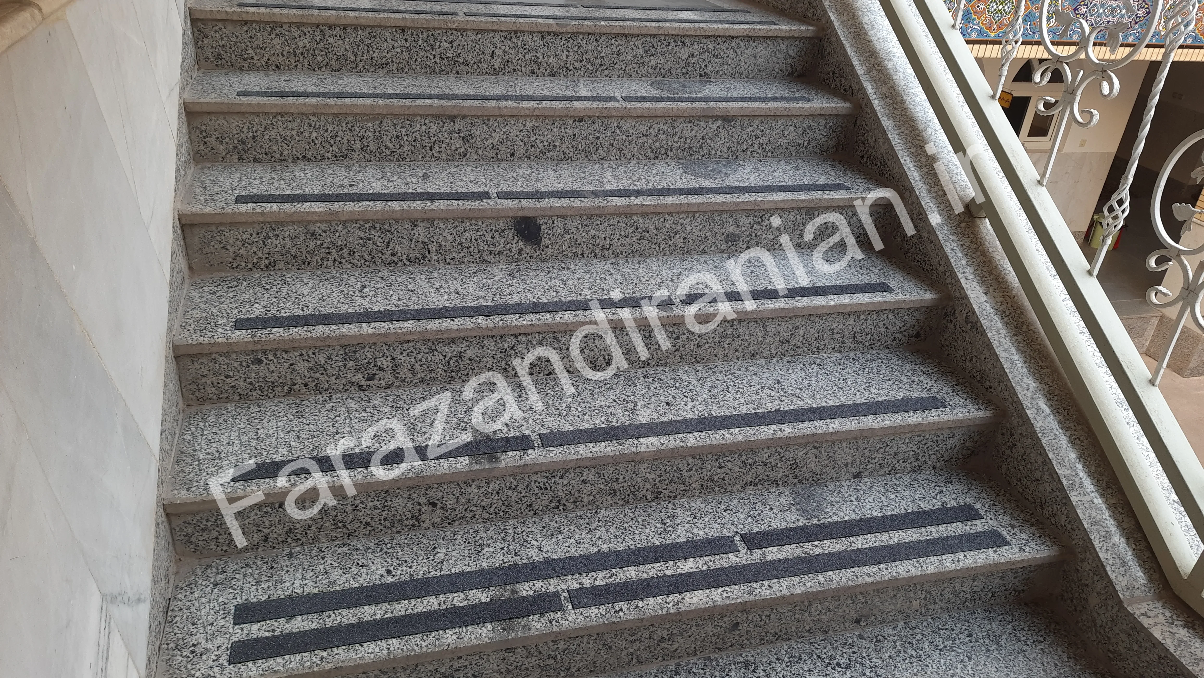 تصویر ۷ از اجرای نوار ضد لغزش در حوزه علمیه فاطمیه کرمان