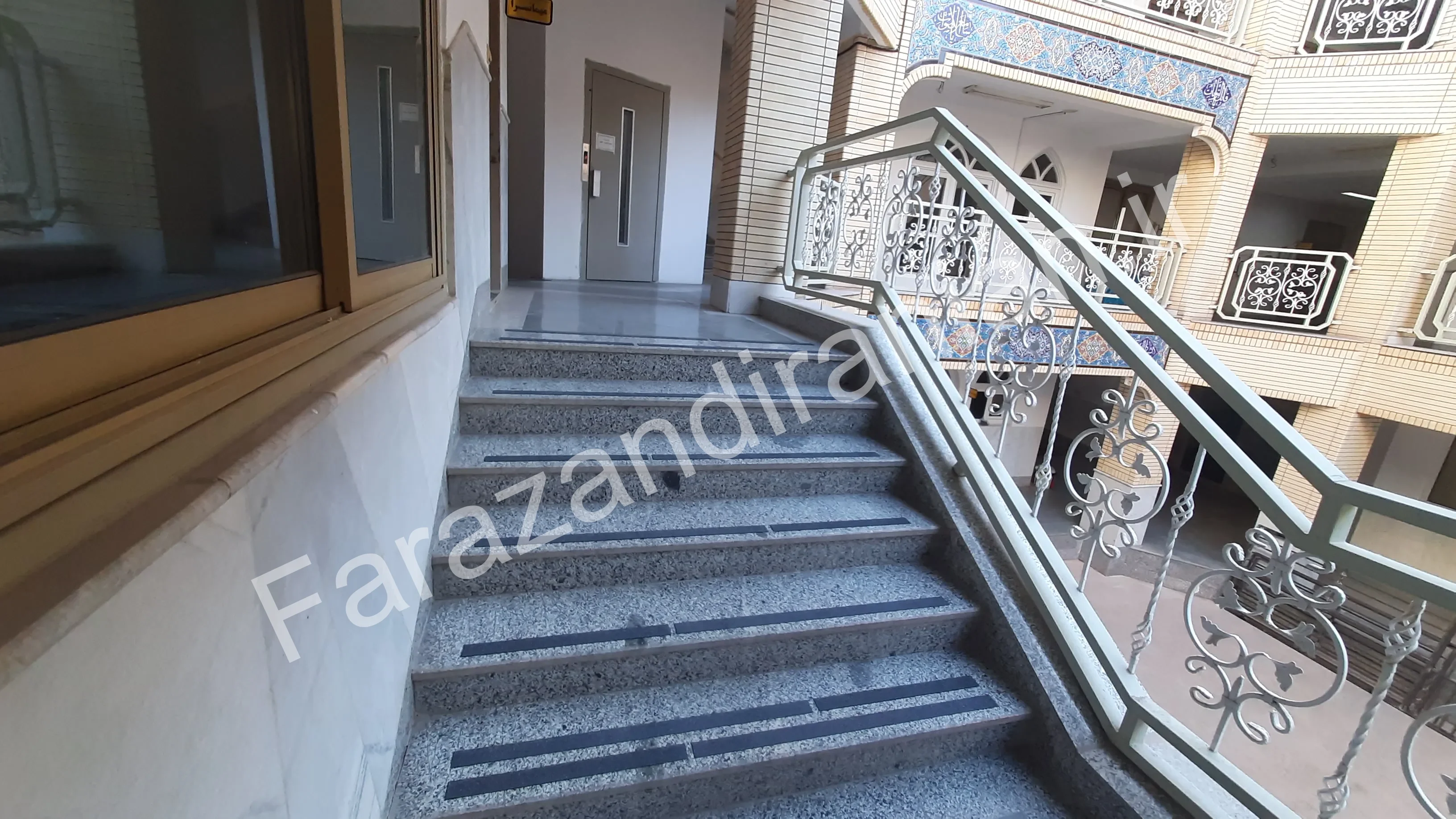 تصویر ۸ از اجرای نوار ضد لغزش در حوزه علمیه فاطمیه کرمان