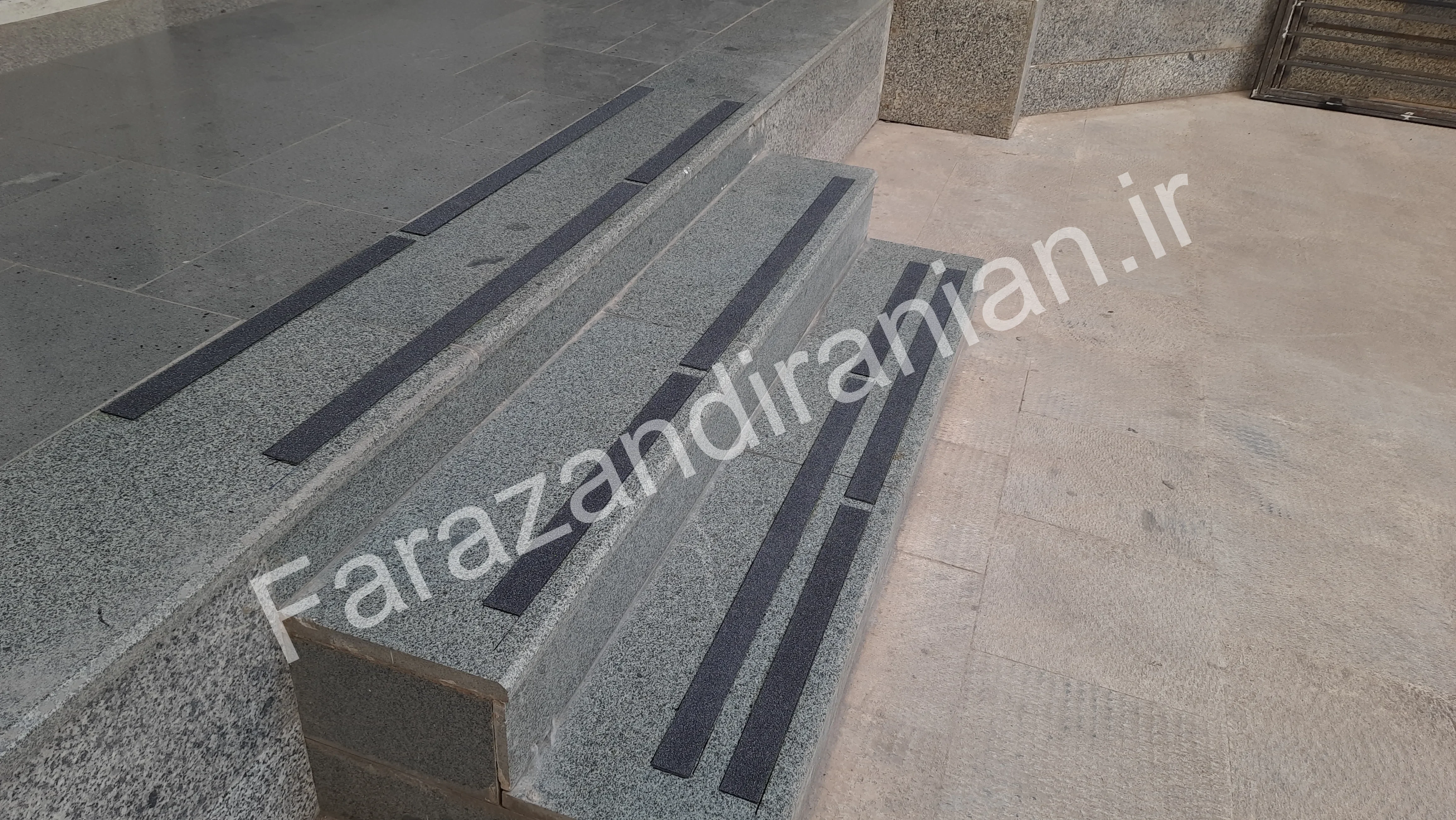 تصویر ۹ از اجرای نوار ضد لغزش در حوزه علمیه فاطمیه کرمان