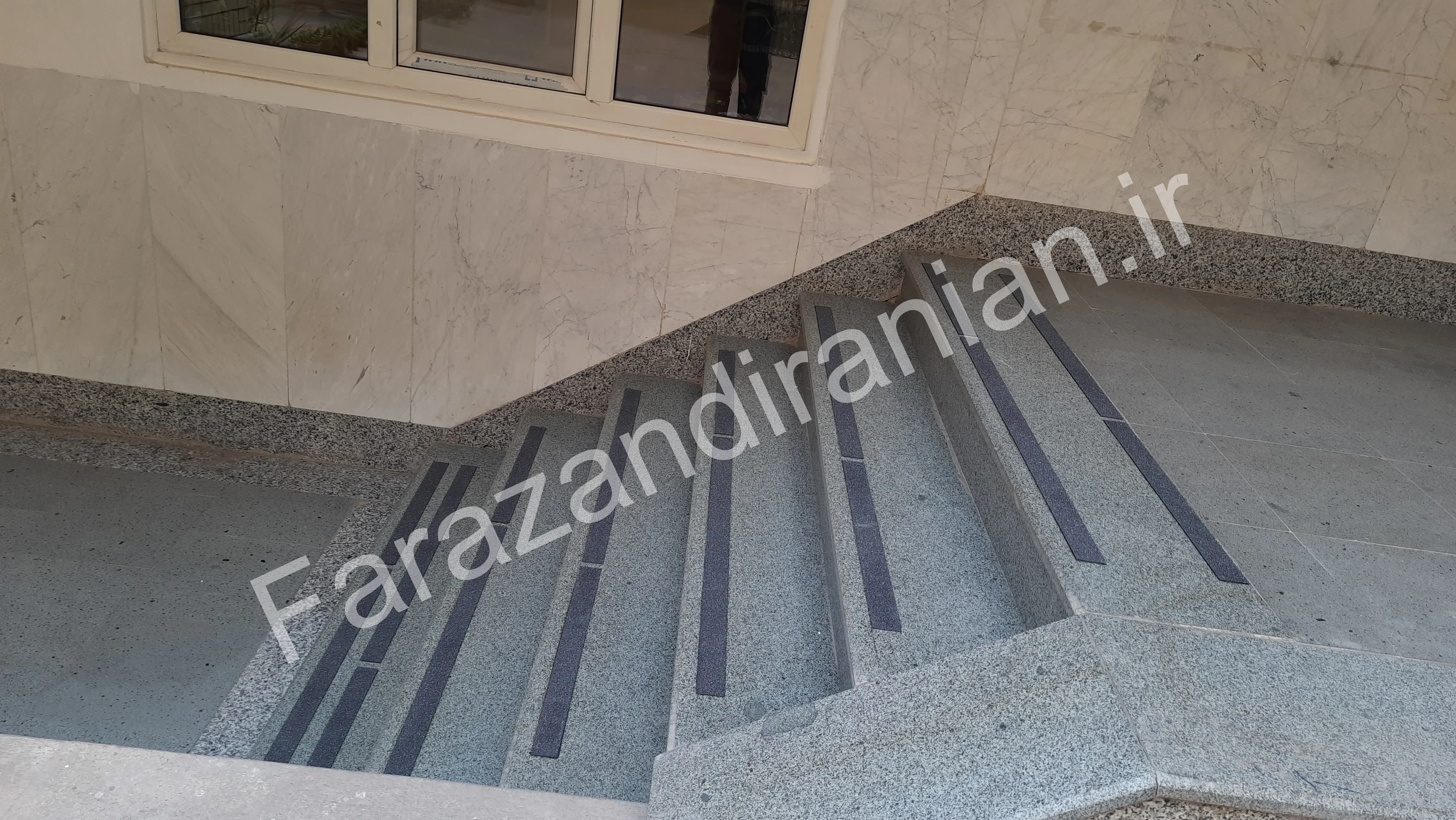 تصویر ۱۰ از اجرای نوار ضد لغزش در حوزه علمیه فاطمیه کرمان