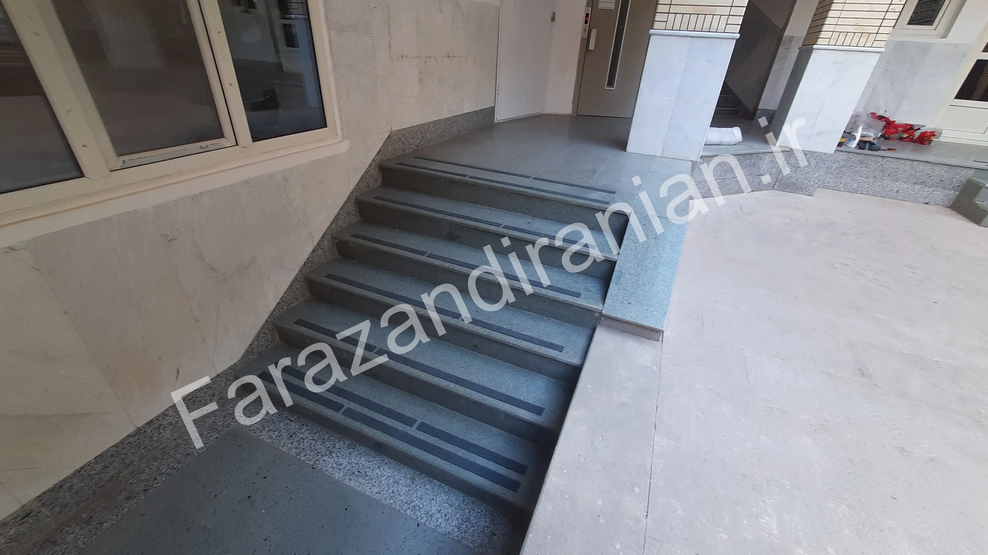تصویر ۱۱ از اجرای نوار ضد لغزش در حوزه علمیه فاطمیه کرمان