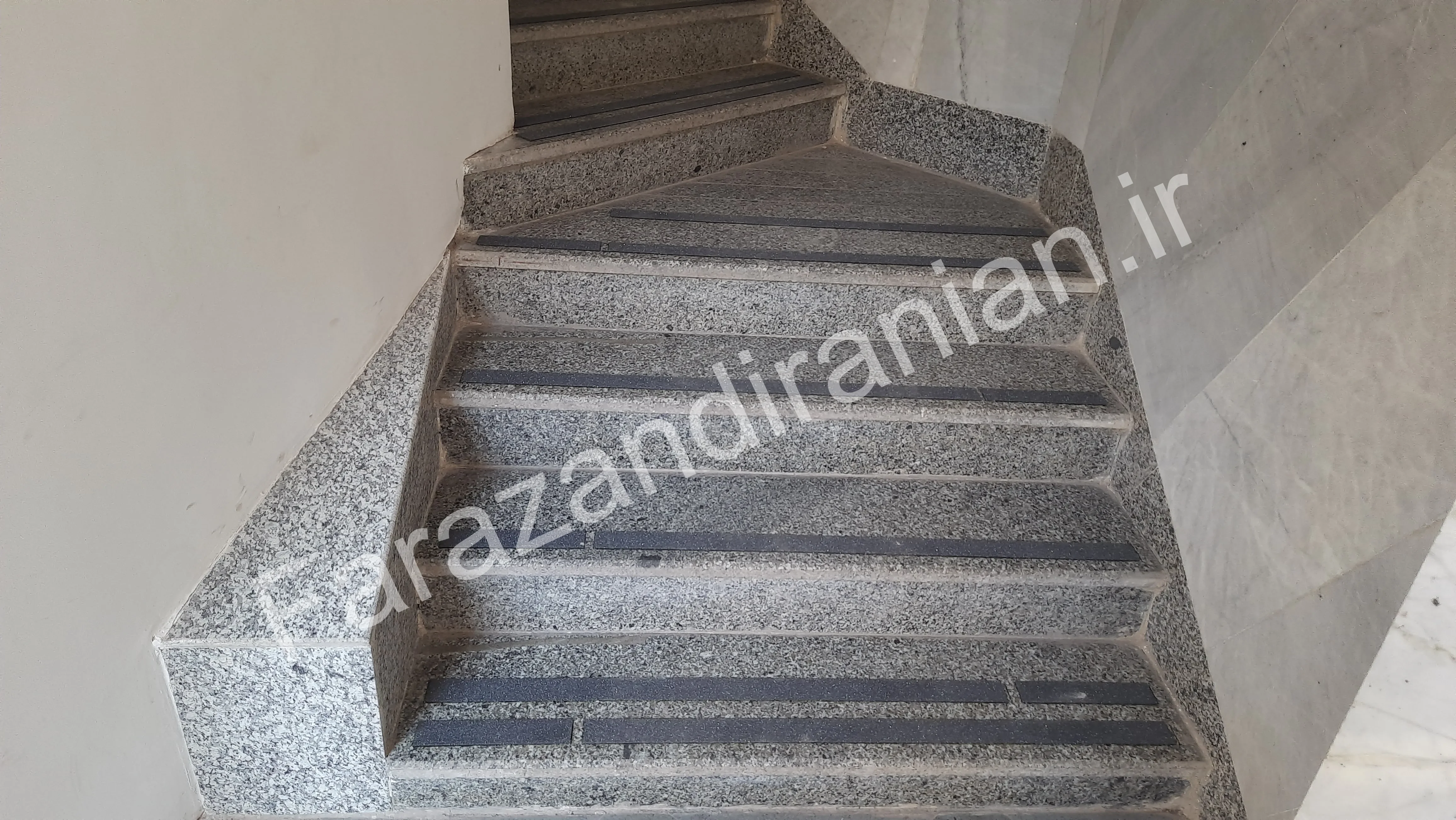 تصویر ۱۲ از اجرای نوار ضد لغزش در حوزه علمیه فاطمیه کرمان
