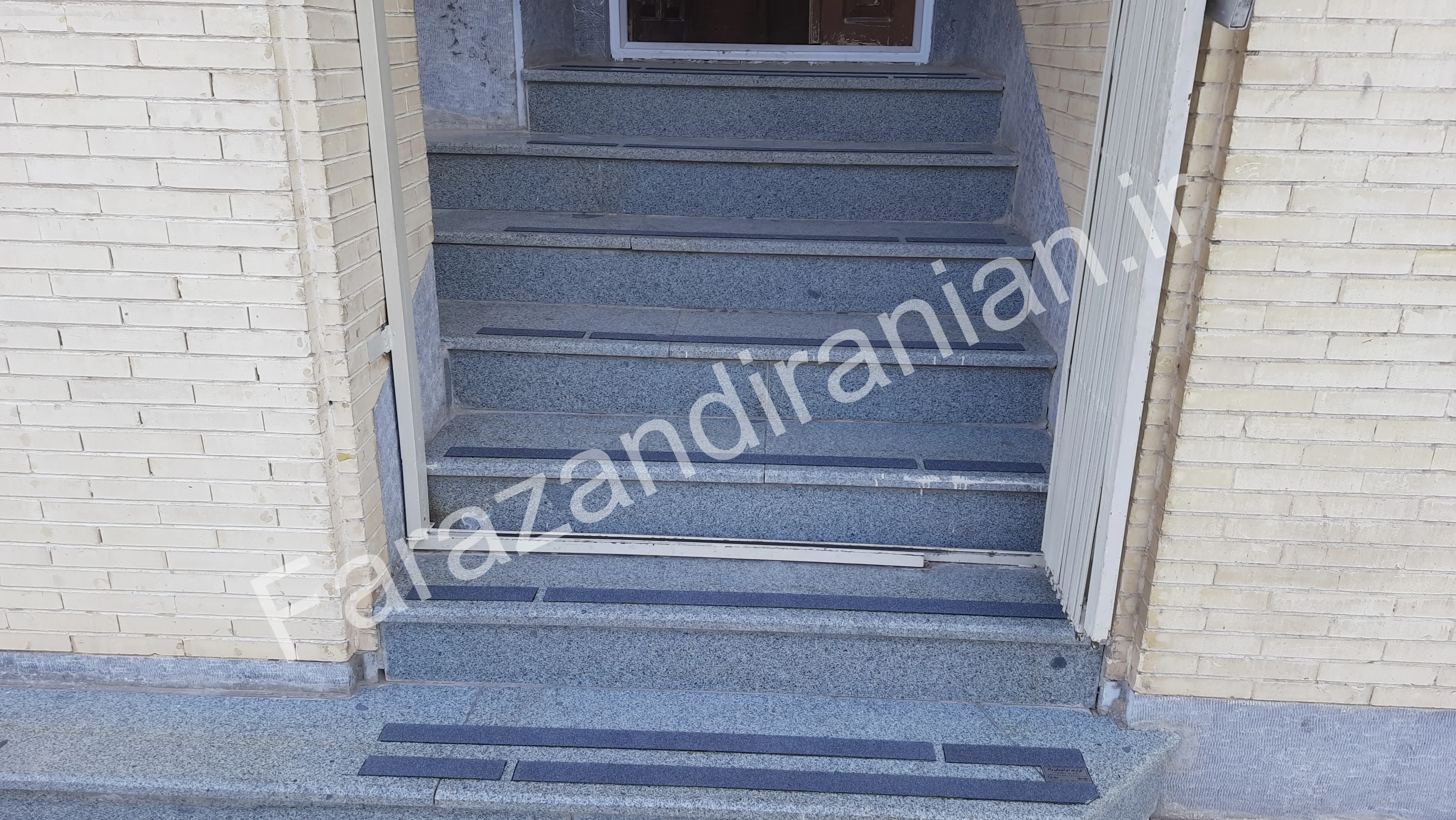 تصویر ۱۵ از اجرای نوار ضد لغزش در حوزه علمیه فاطمیه کرمان