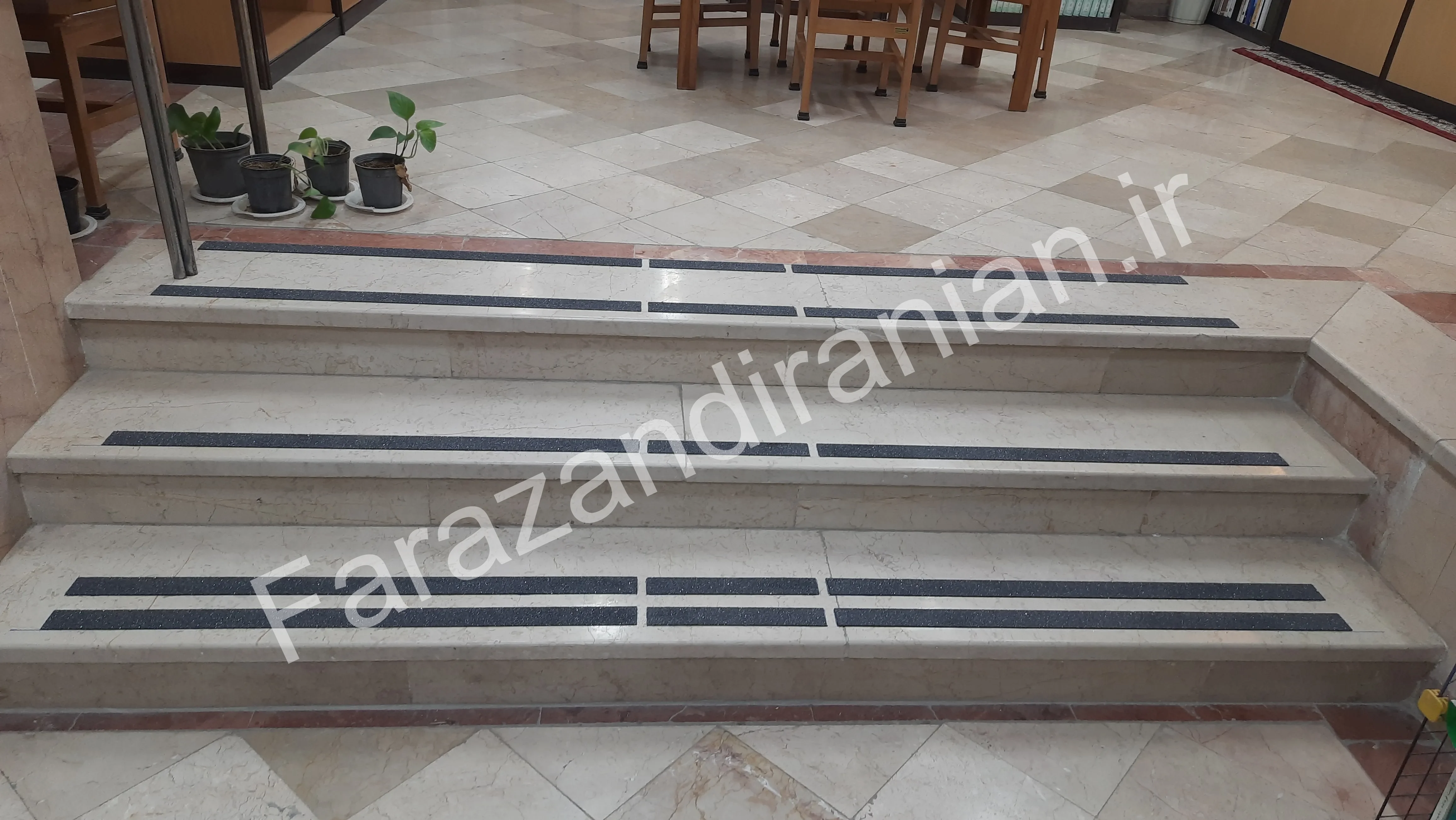 تصویر ۱۷ از اجرای نوار ضد لغزش در حوزه علمیه فاطمیه کرمان