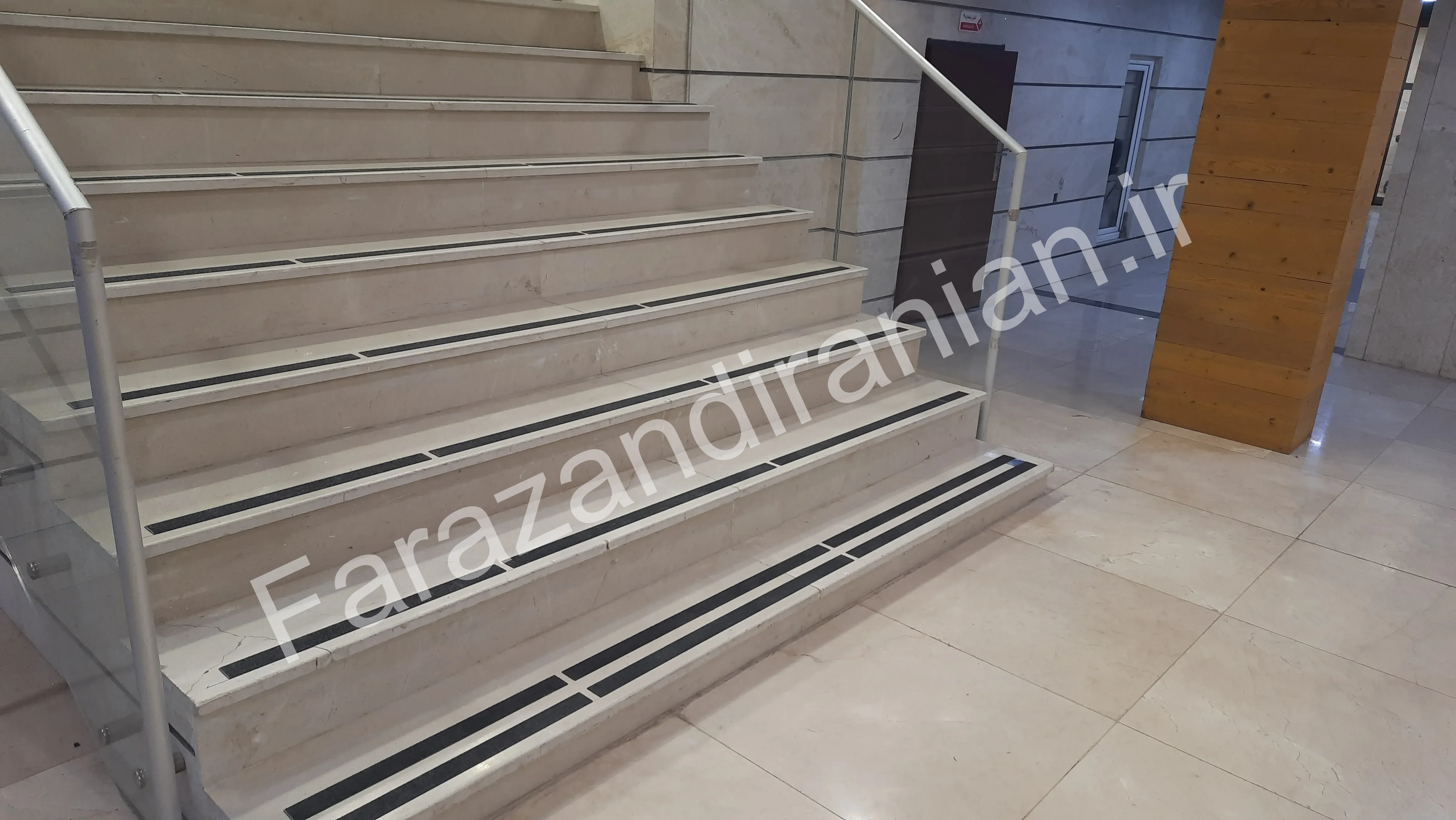 تصویر ۲ از اجرای نوار ضد لغزش در مجتمع ورزشی گهر روش سیرجان
