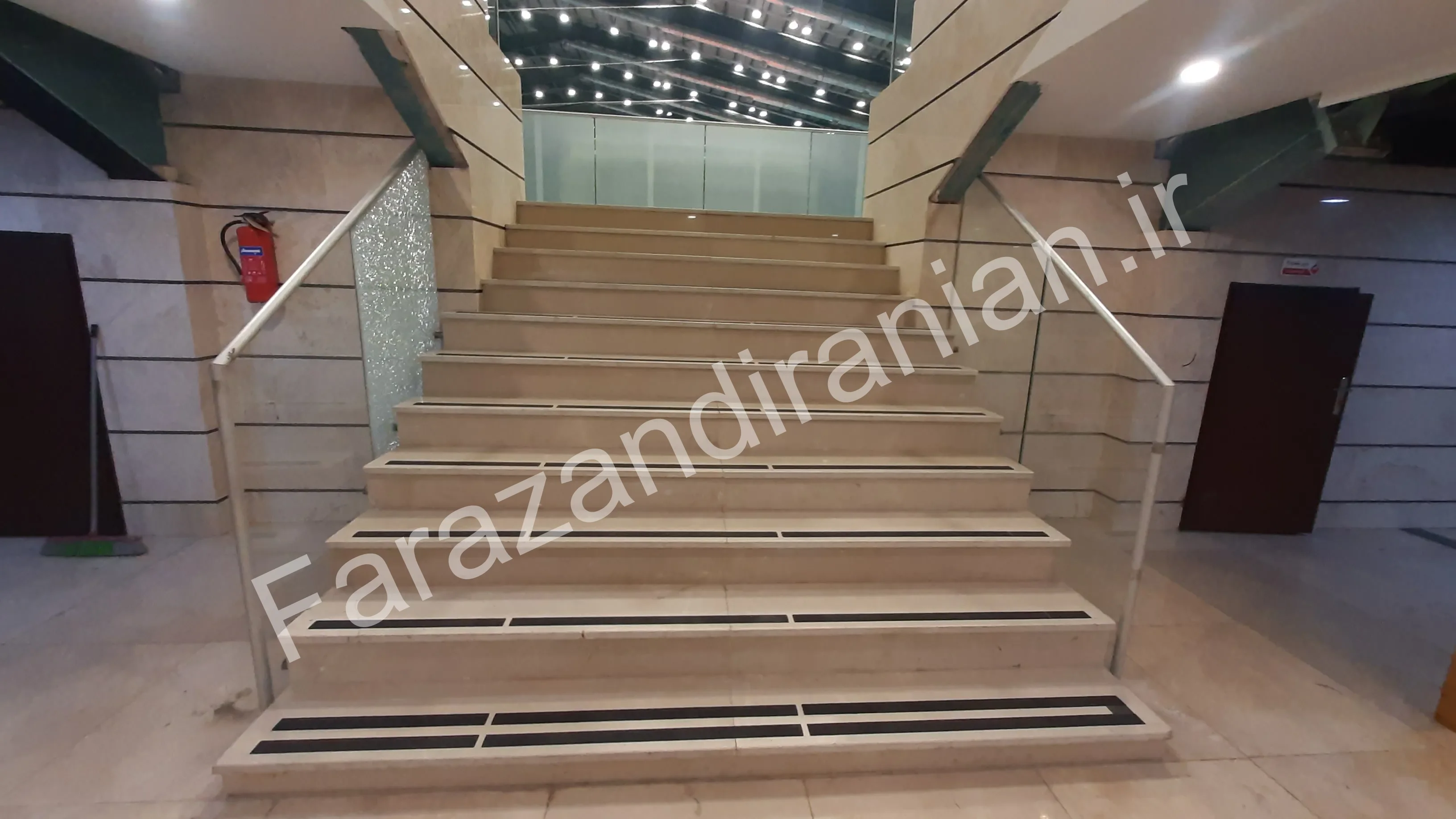 تصویر ۳ از اجرای نوار ضد لغزش در مجتمع ورزشی گهر روش سیرجان