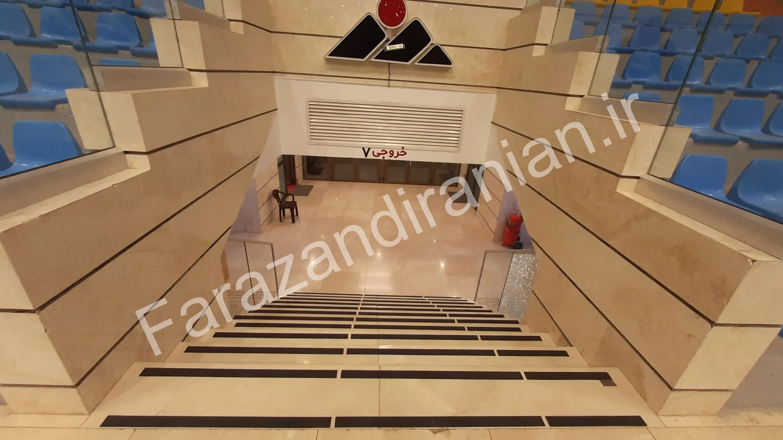 تصویر ۴ از اجرای نوار ضد لغزش در مجتمع ورزشی گهر روش سیرجان