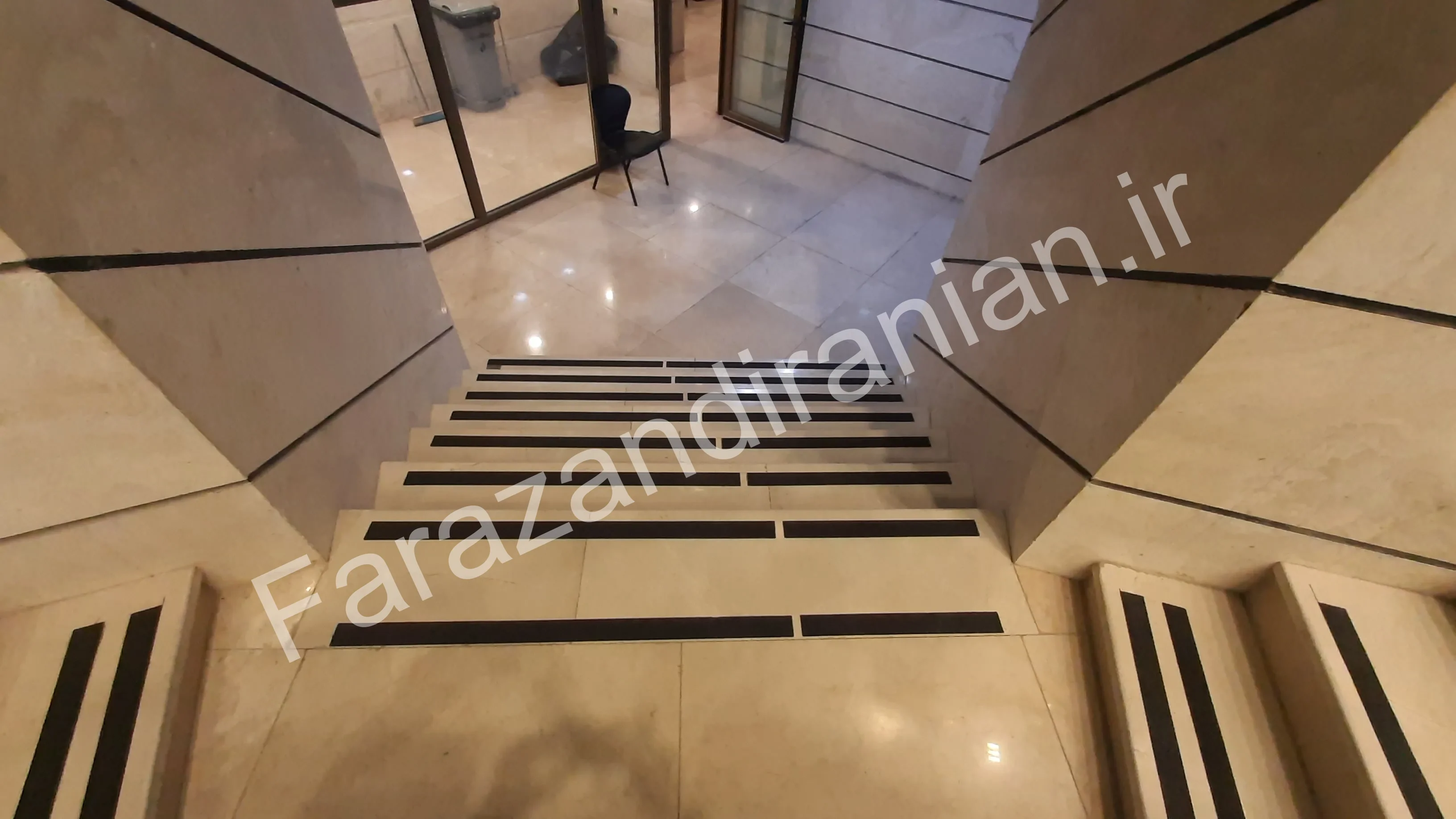 تصویر ۶ از اجرای نوار ضد لغزش در مجتمع ورزشی گهر روش سیرجان