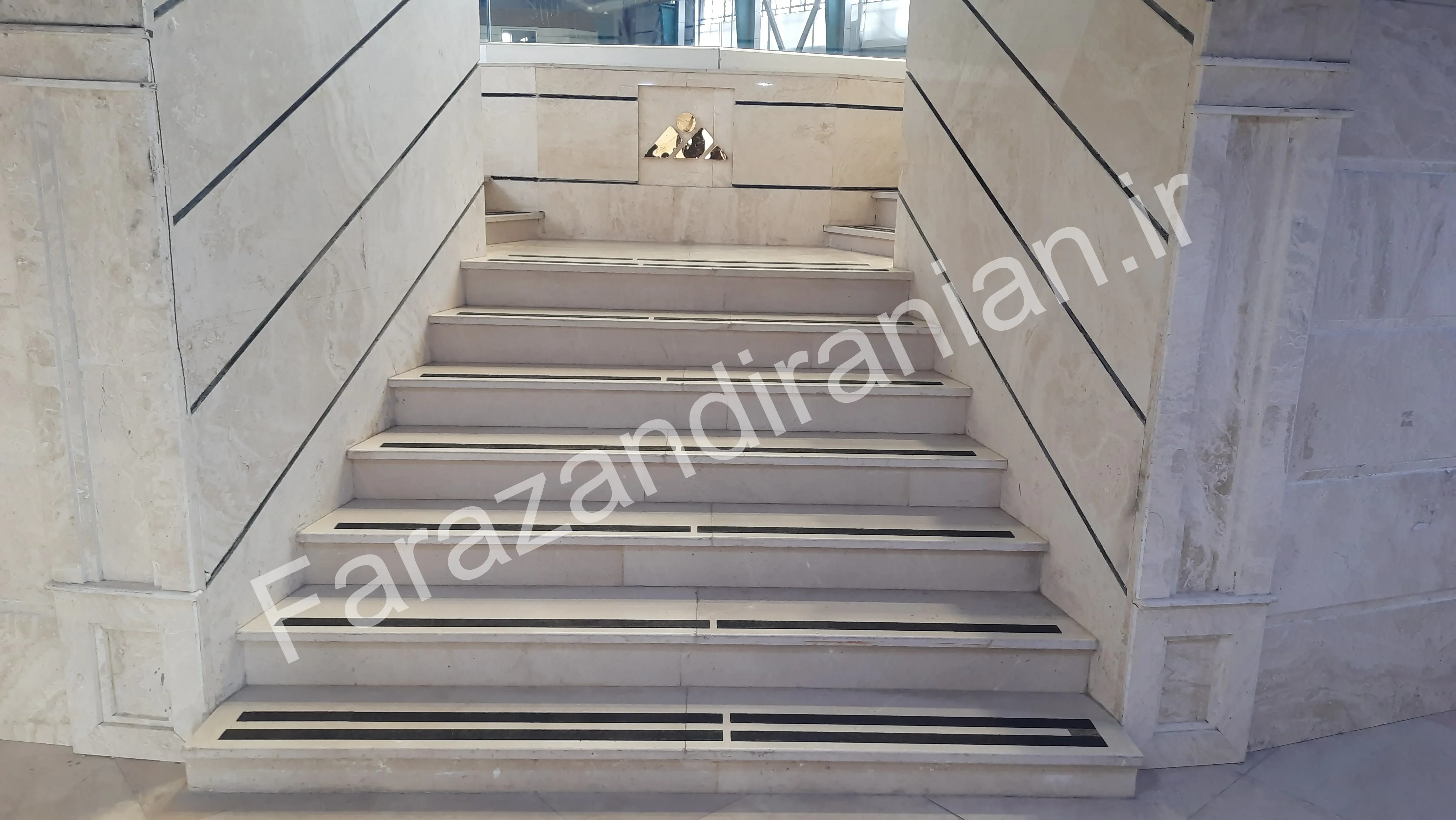 تصویر ۱۷ از اجرای نوار ضد لغزش در مجتمع ورزشی گهر روش سیرجان