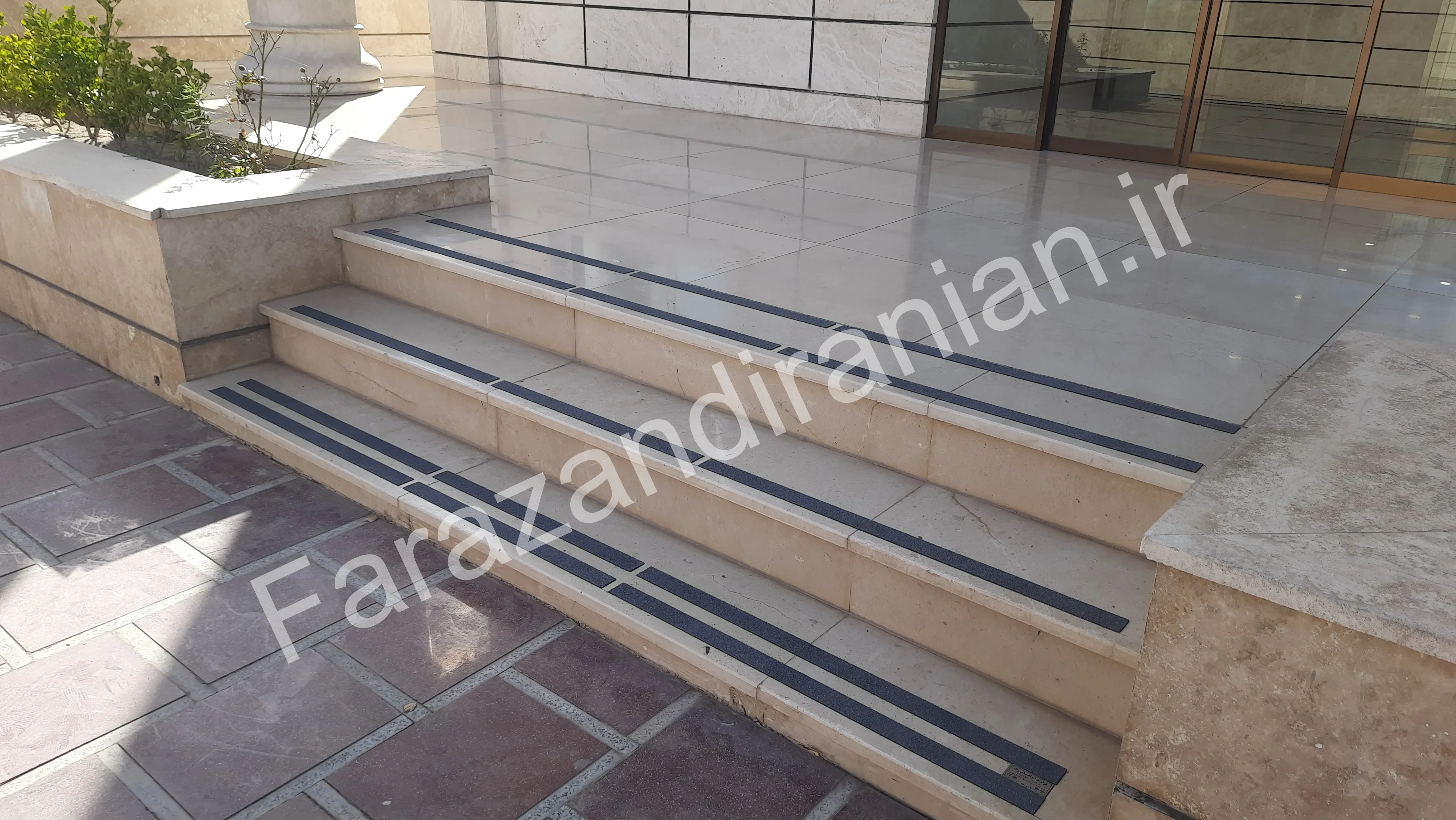 تصویر ۲۰ از اجرای نوار ضد لغزش در مجتمع ورزشی گهر روش سیرجان