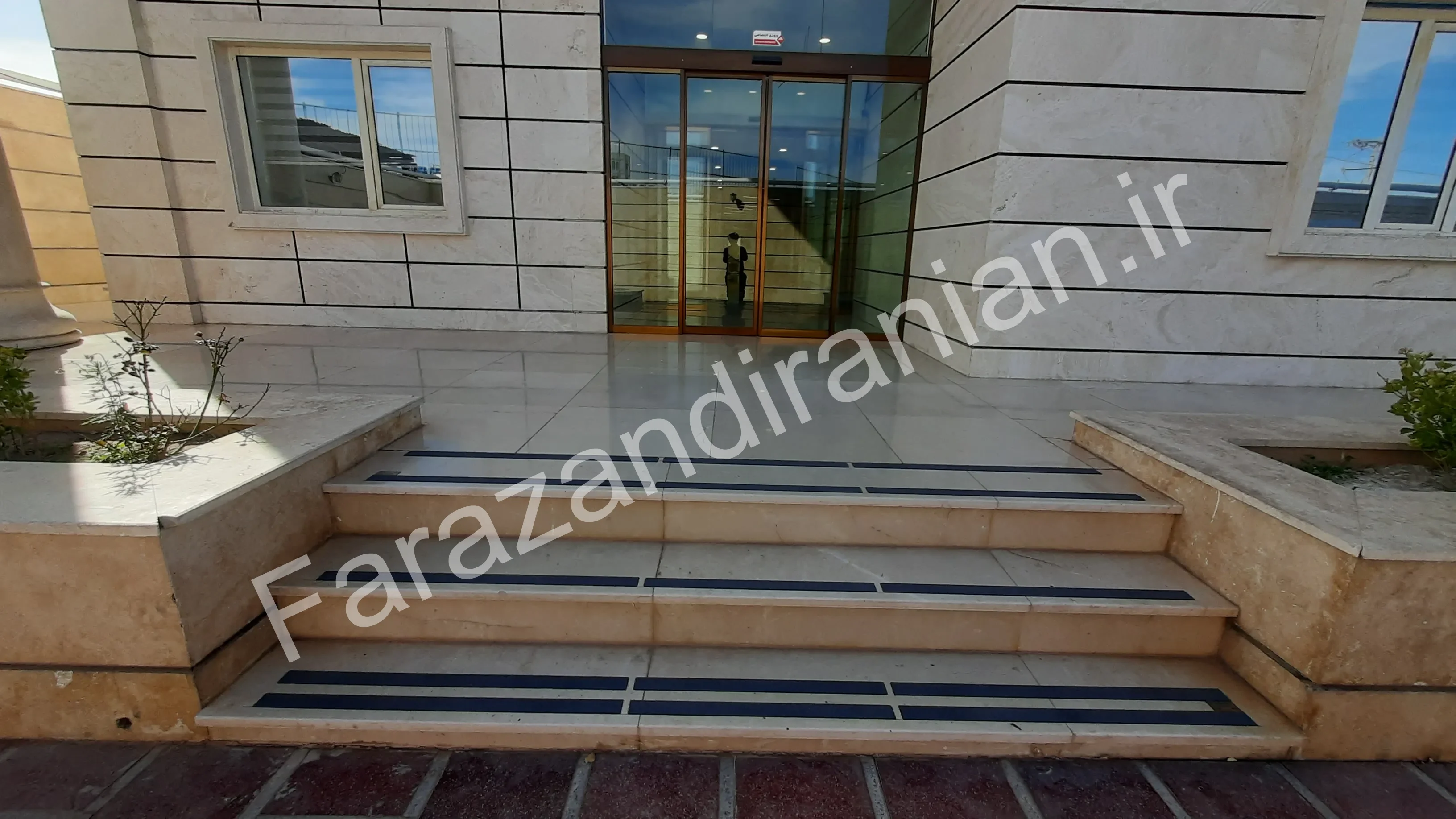 تصویر ۲۱ از اجرای نوار ضد لغزش در مجتمع ورزشی گهر روش سیرجان