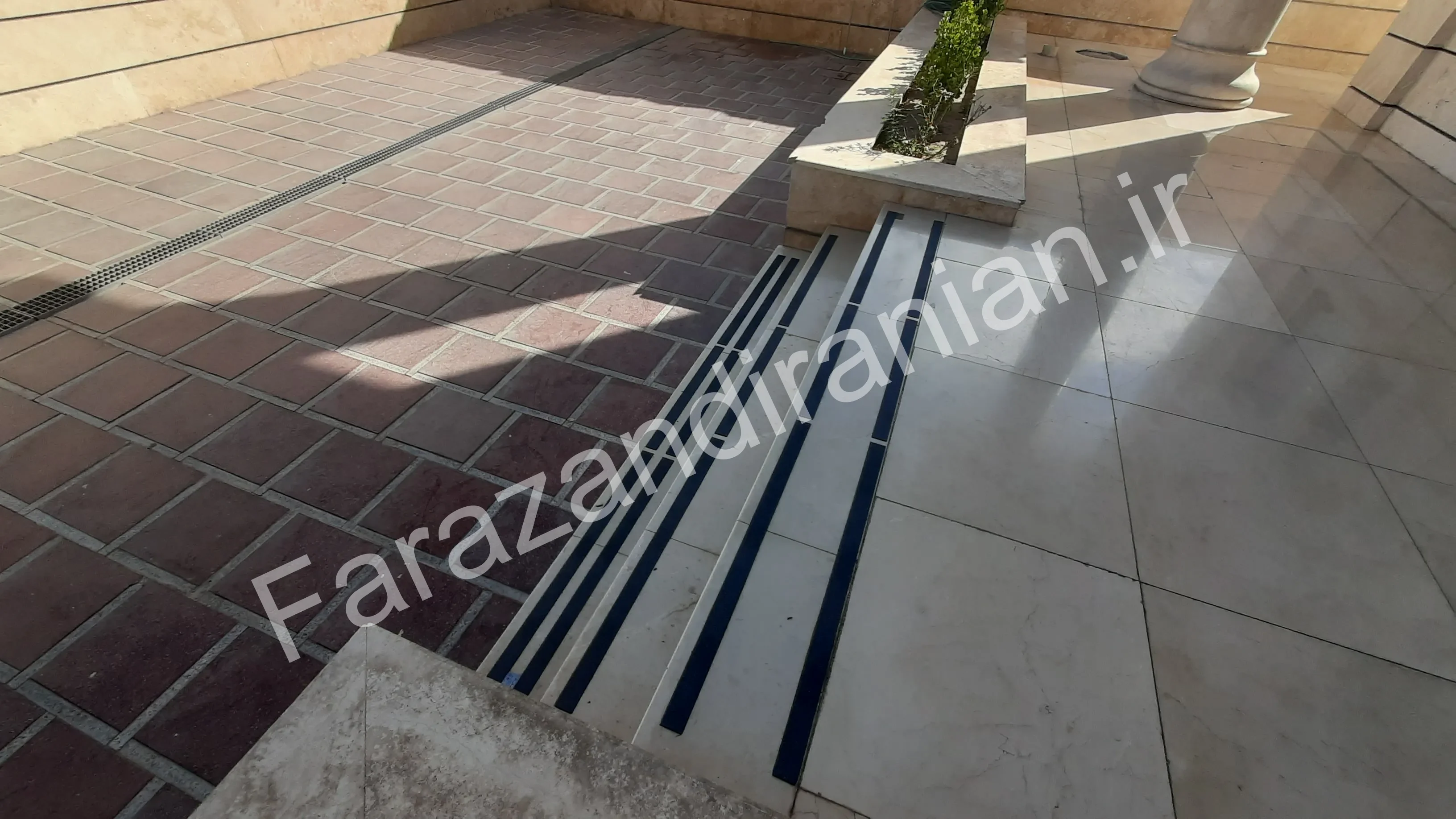 تصویر ۲۲ از اجرای نوار ضد لغزش در مجتمع ورزشی گهر روش سیرجان