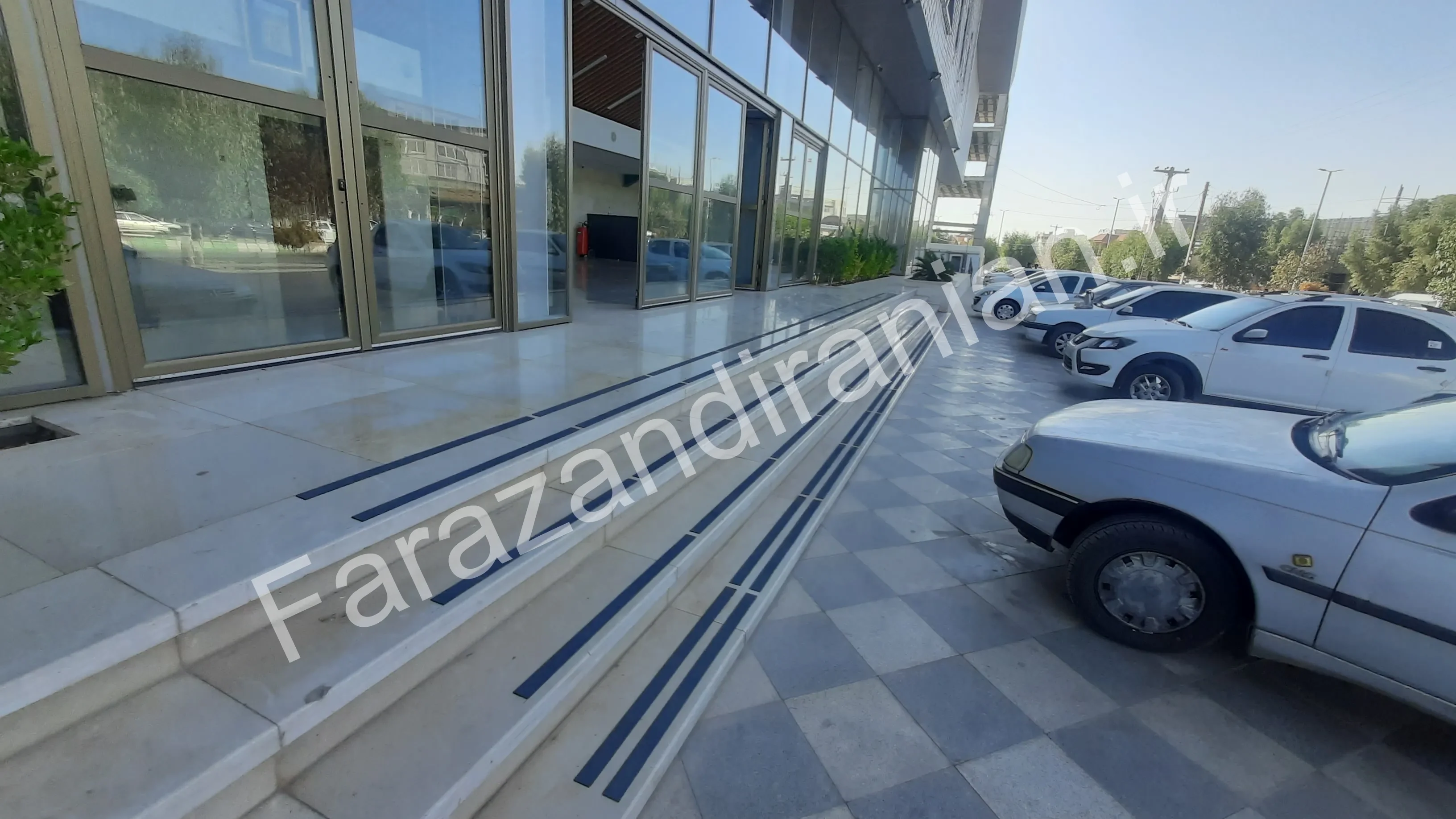 تصویر ۲۳ از اجرای نوار ضد لغزش در مجتمع ورزشی گهر روش سیرجان
