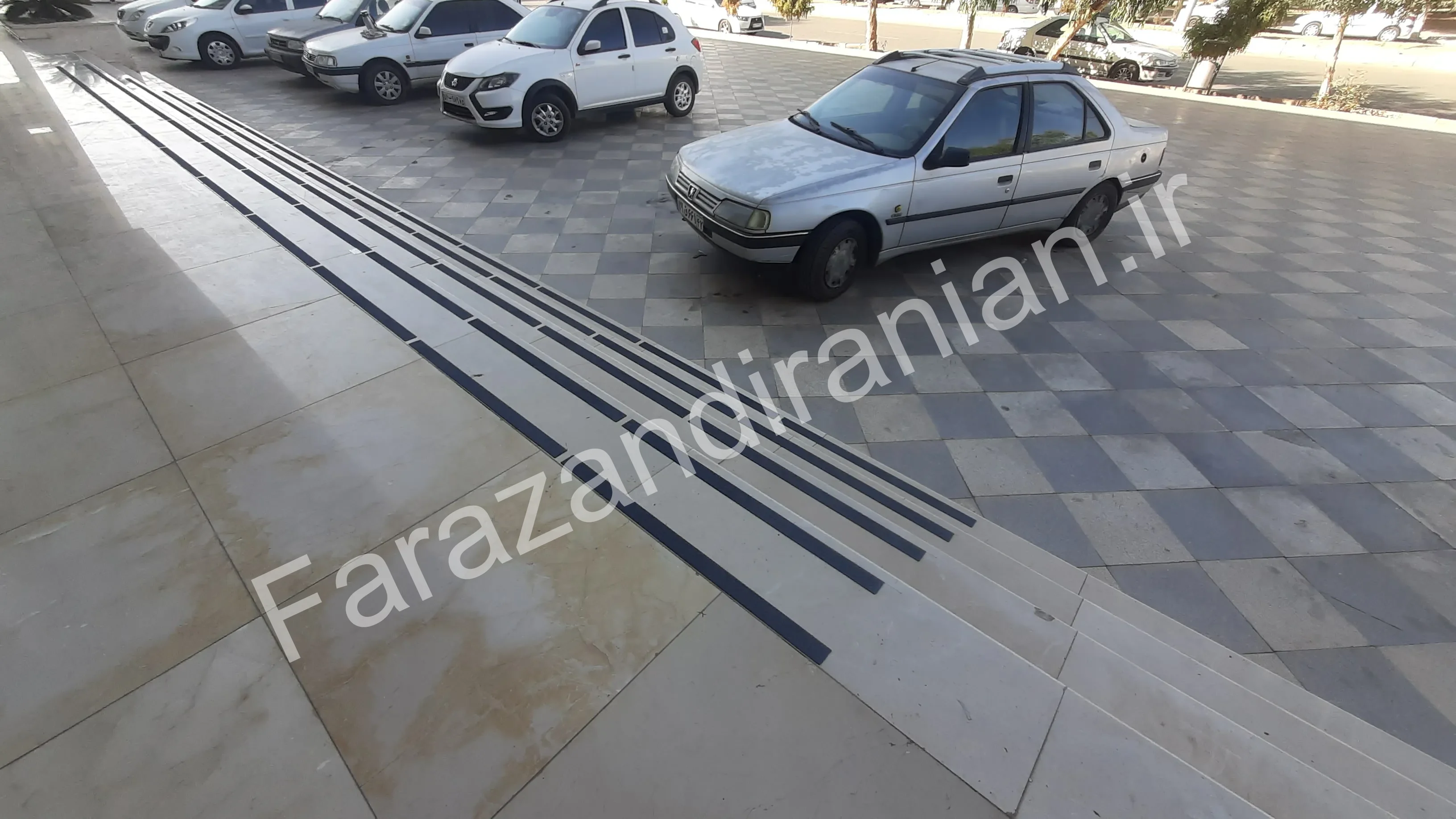 تصویر ۲۵ از اجرای نوار ضد لغزش در مجتمع ورزشی گهر روش سیرجان