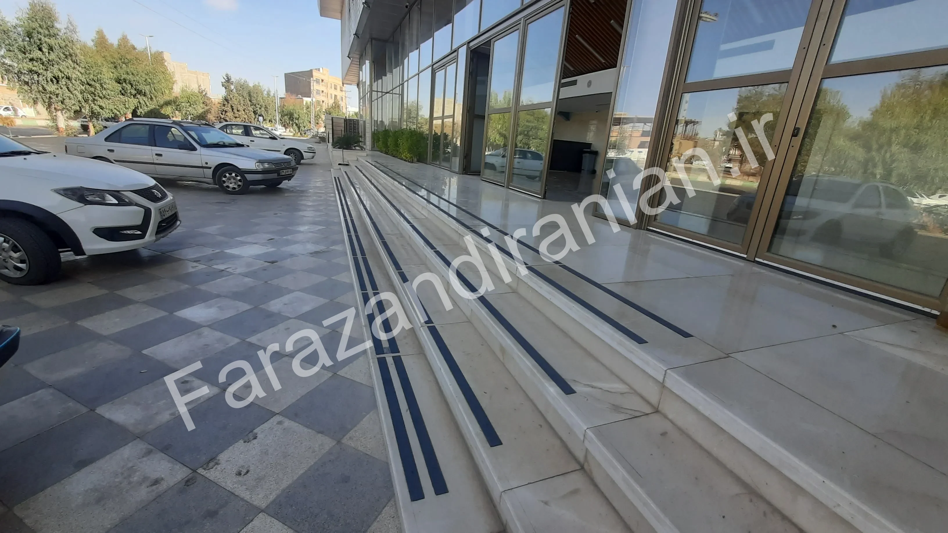 تصویر ۲۶ از اجرای نوار ضد لغزش در مجتمع ورزشی گهر روش سیرجان