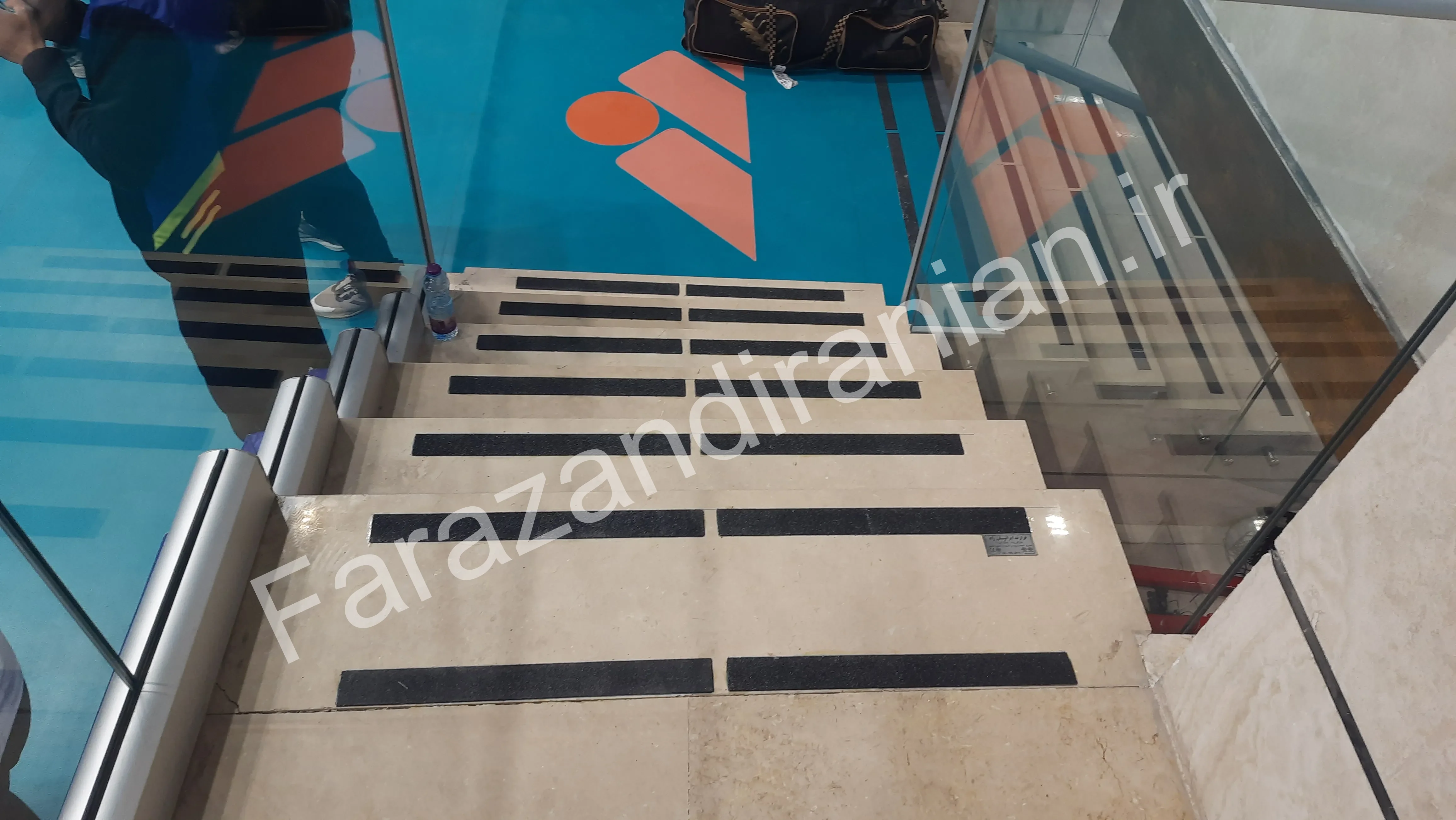 تصویر ۳۰ از اجرای نوار ضد لغزش در مجتمع ورزشی گهر روش سیرجان