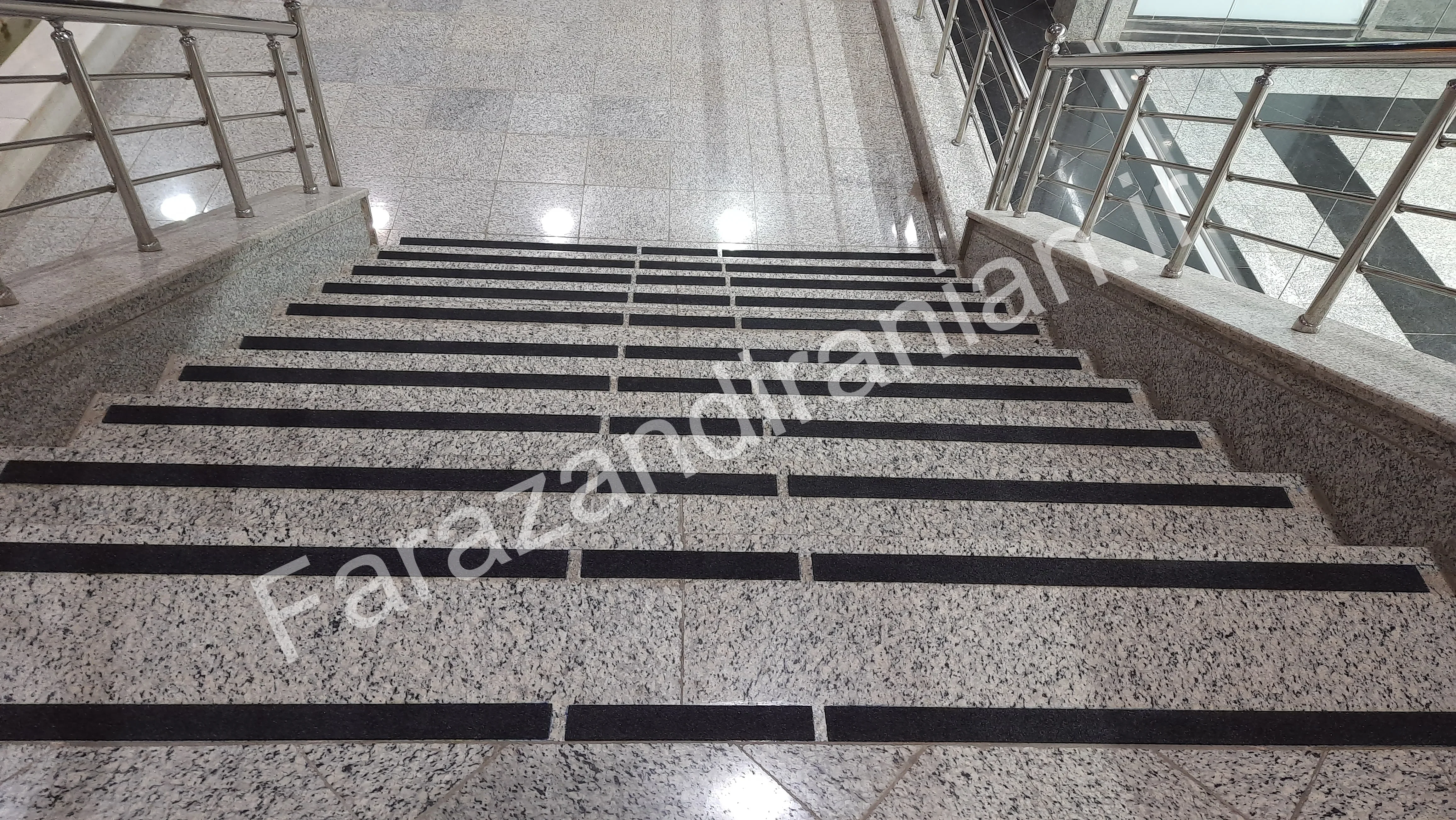 تصویر ۴ از اجرای نوار ضد لغزش در ورزشگاه باشگاه گلگهر سیرجان