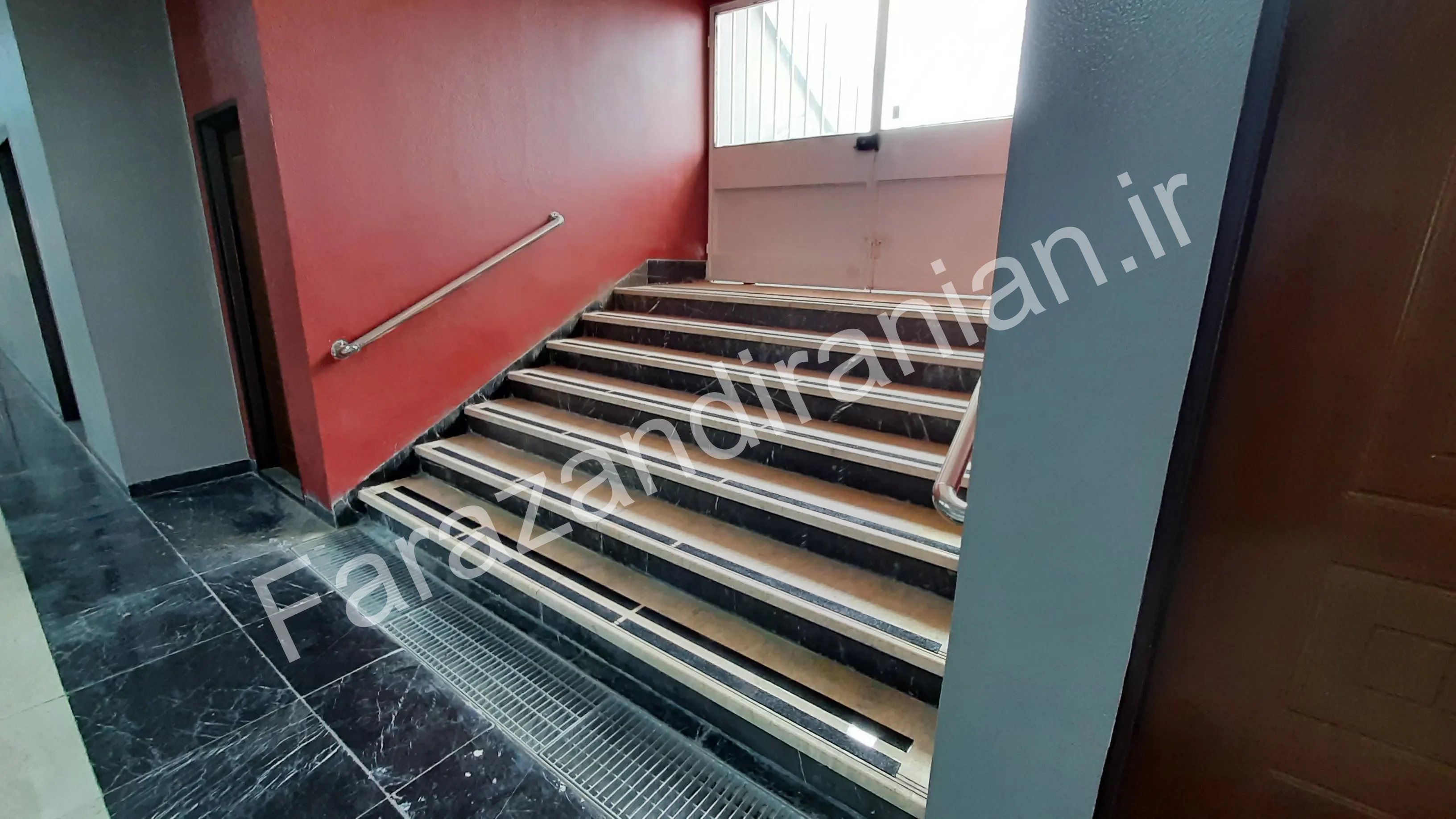 تصویر ۱۲ از اجرای نوار ضد لغزش در ورزشگاه باشگاه گلگهر سیرجان