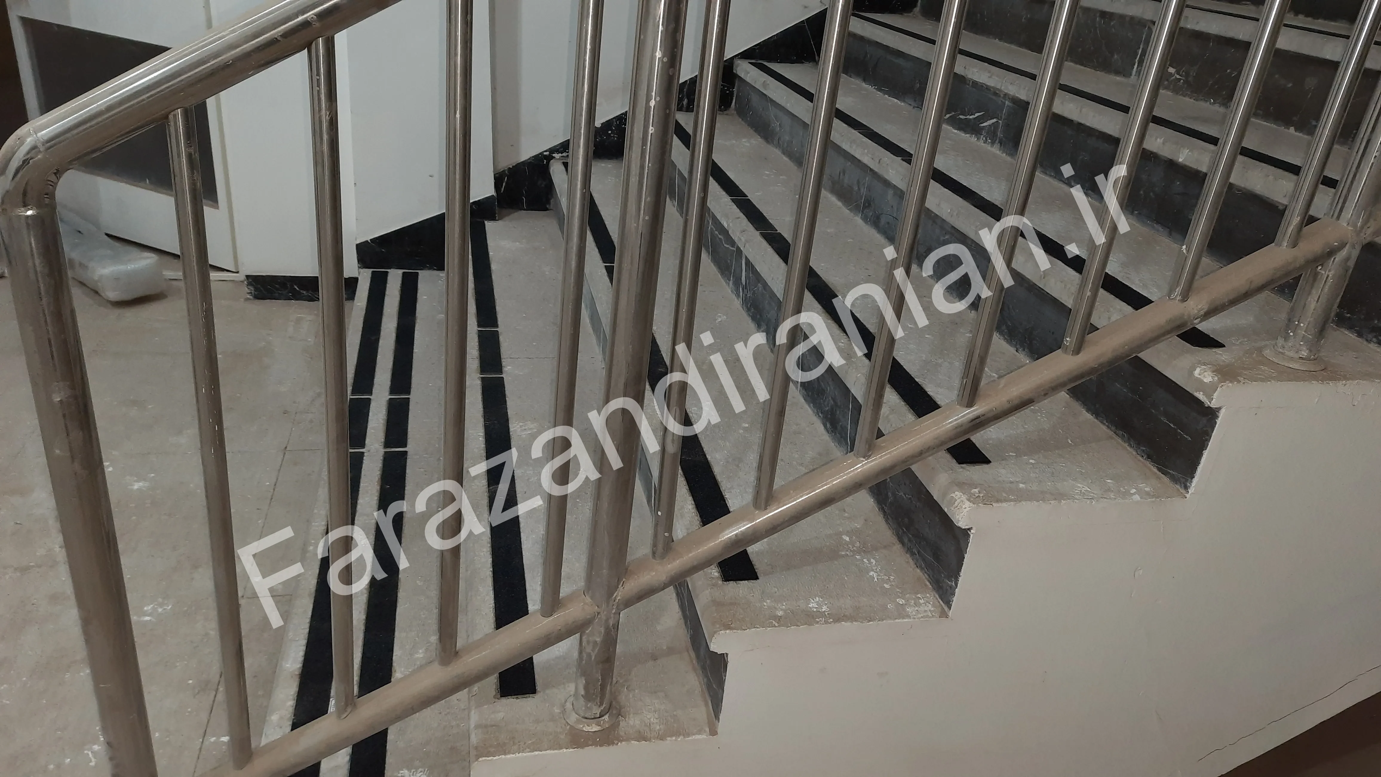 تصویر ۱۷ از اجرای نوار ضد لغزش در ورزشگاه باشگاه گلگهر سیرجان