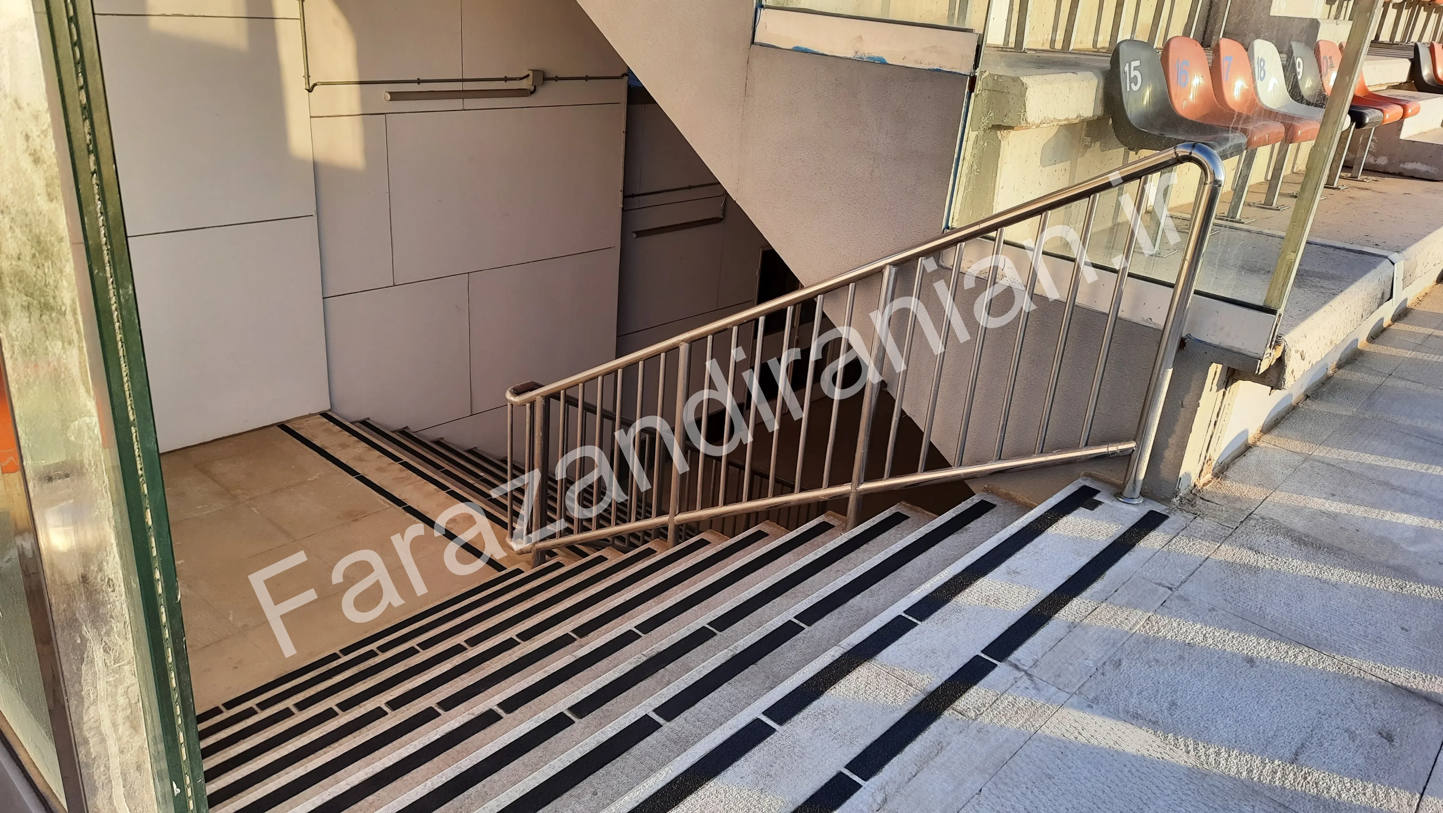 تصویر ۲۱ از اجرای نوار ضد لغزش در ورزشگاه باشگاه گلگهر سیرجان
