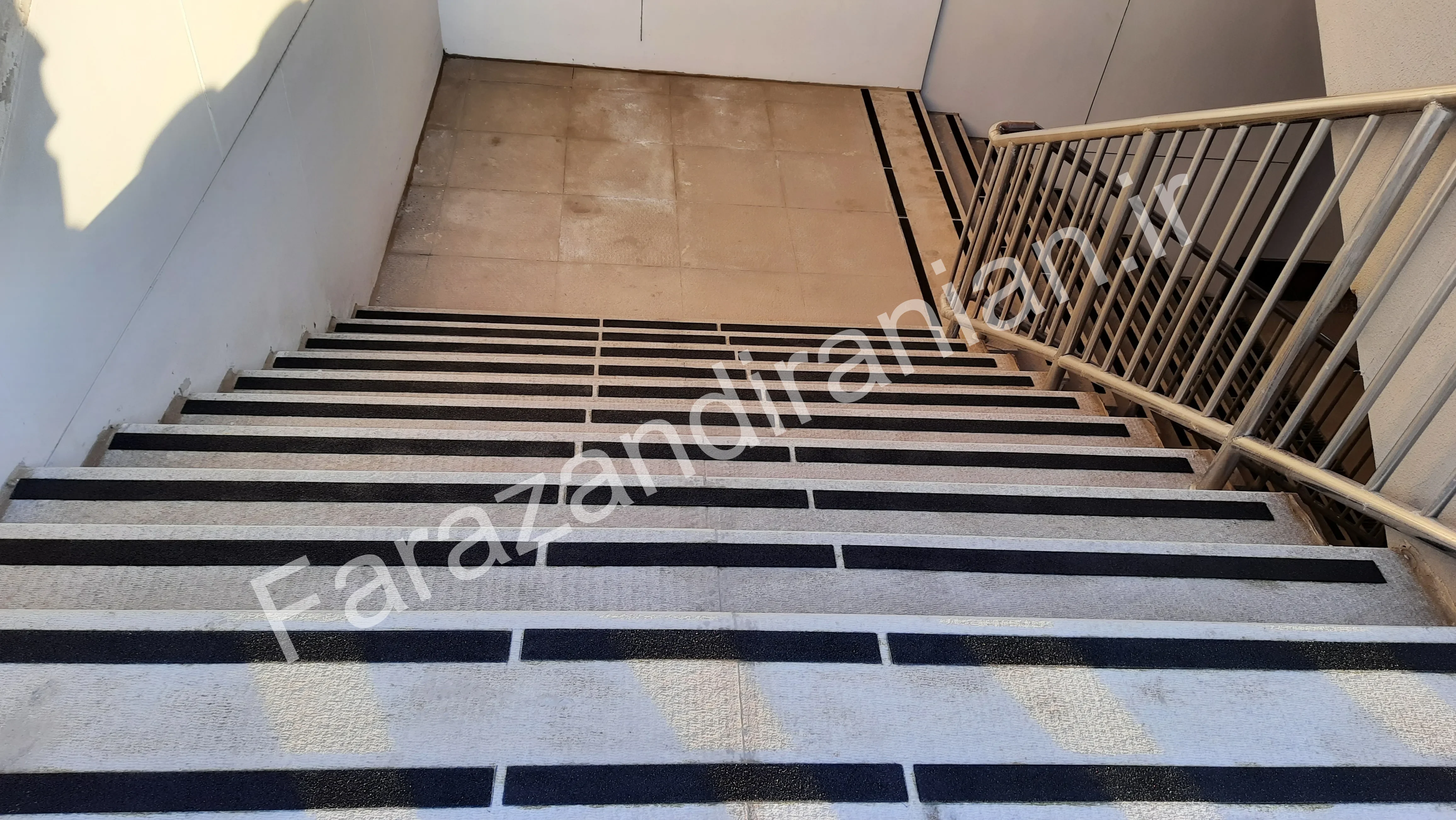 تصویر ۲۲ از اجرای نوار ضد لغزش در ورزشگاه باشگاه گلگهر سیرجان