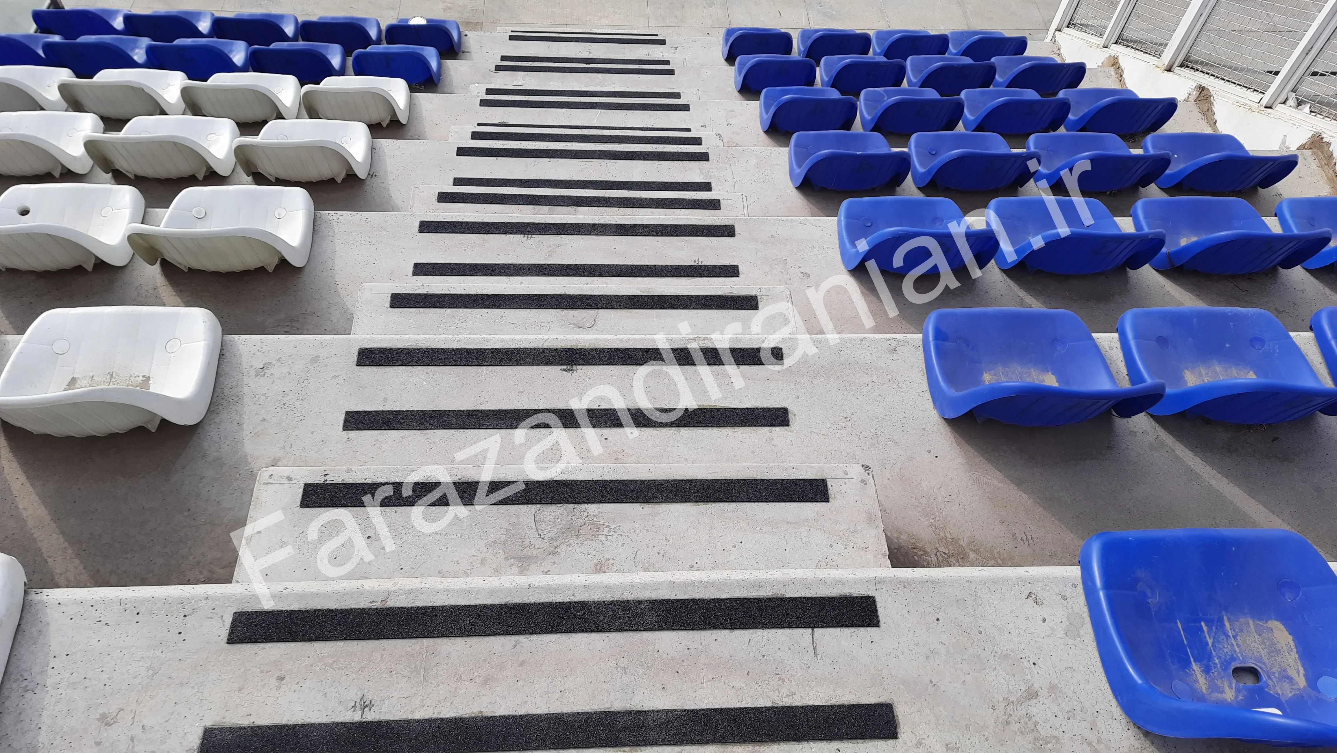 تصویر ۲۴ از اجرای نوار ضد لغزش در ورزشگاه باشگاه گلگهر سیرجان
