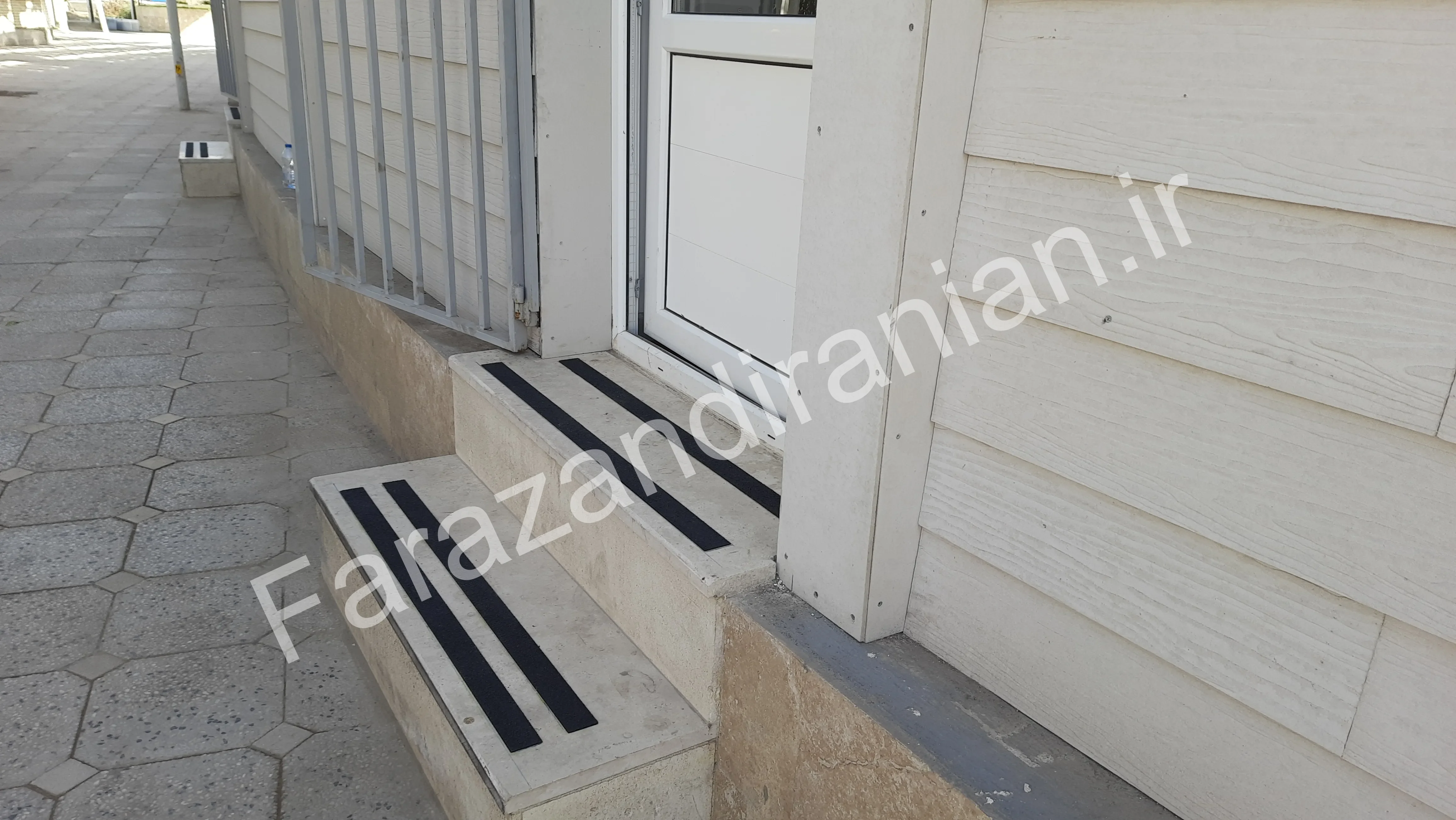 تصویر ۳۱ از اجرای نوار ضد لغزش در ورزشگاه باشگاه گلگهر سیرجان