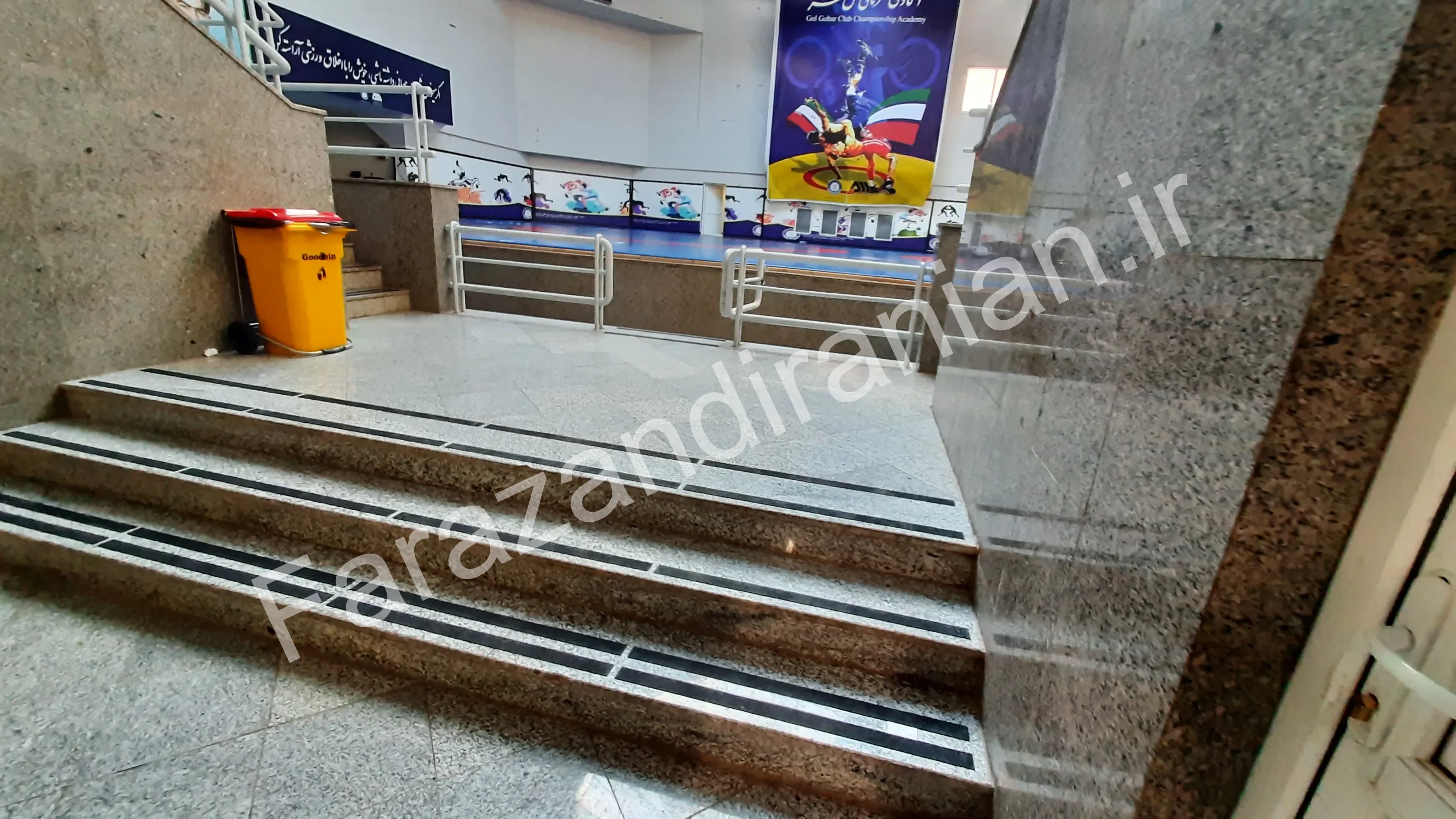 تصویر ۳۳ از اجرای نوار ضد لغزش در ورزشگاه باشگاه گلگهر سیرجان