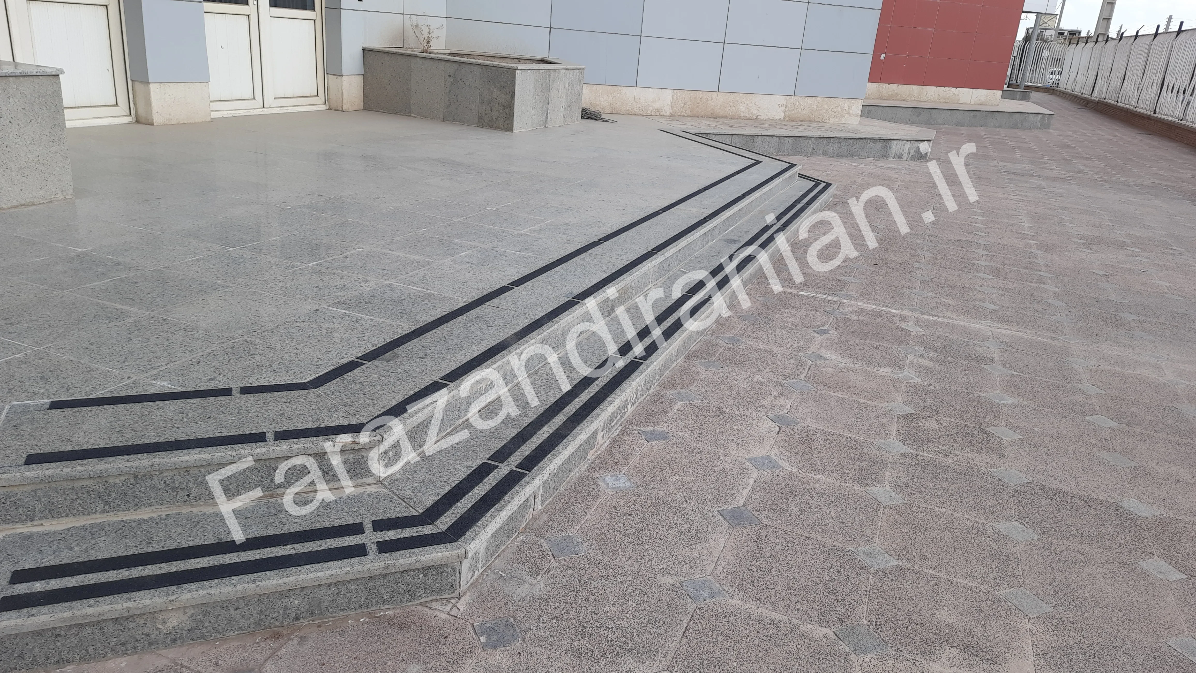 تصویر ۳۷ از اجرای نوار ضد لغزش در ورزشگاه باشگاه گلگهر سیرجان