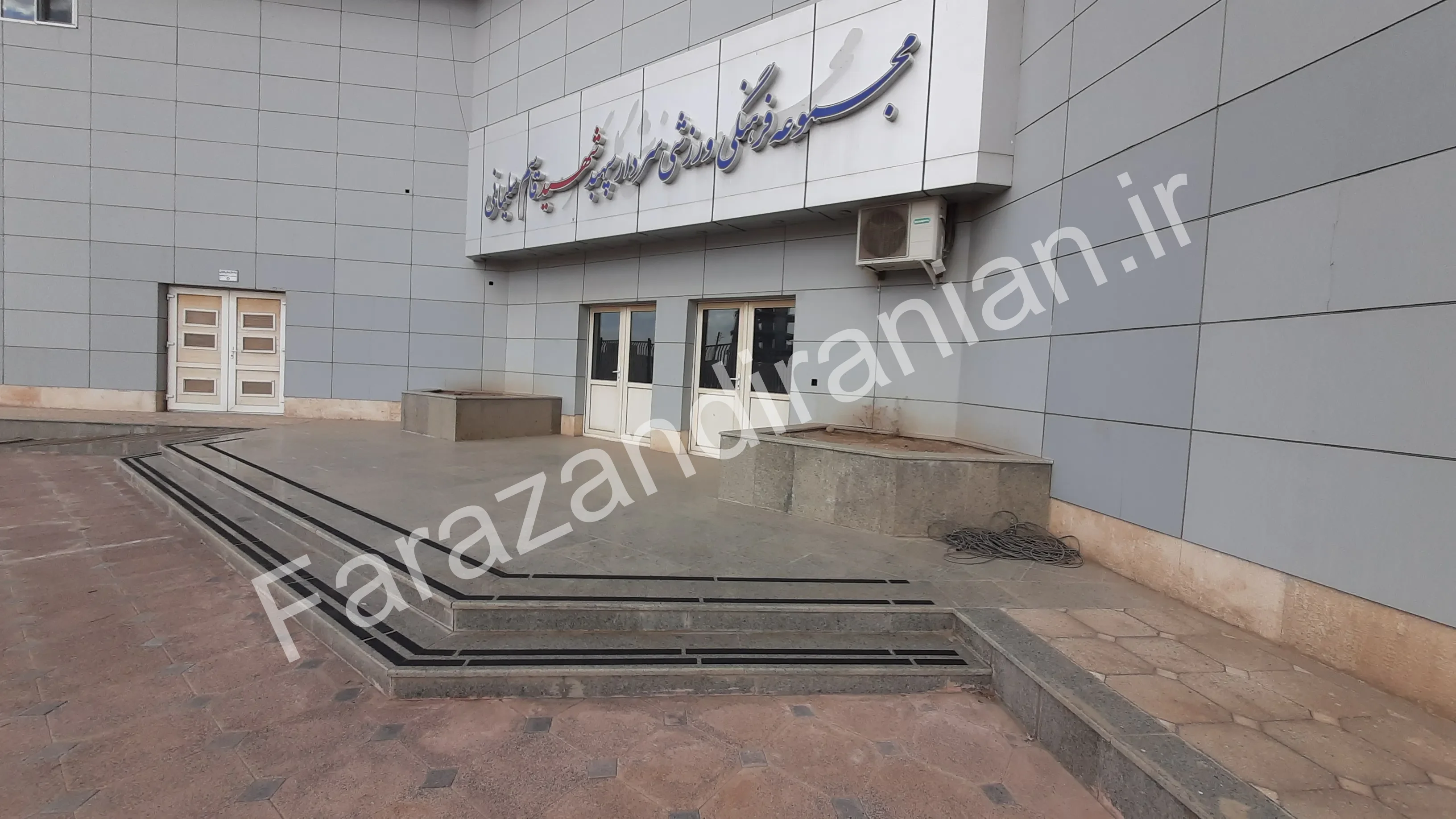 تصویر ۳۹ از اجرای نوار ضد لغزش در ورزشگاه باشگاه گلگهر سیرجان