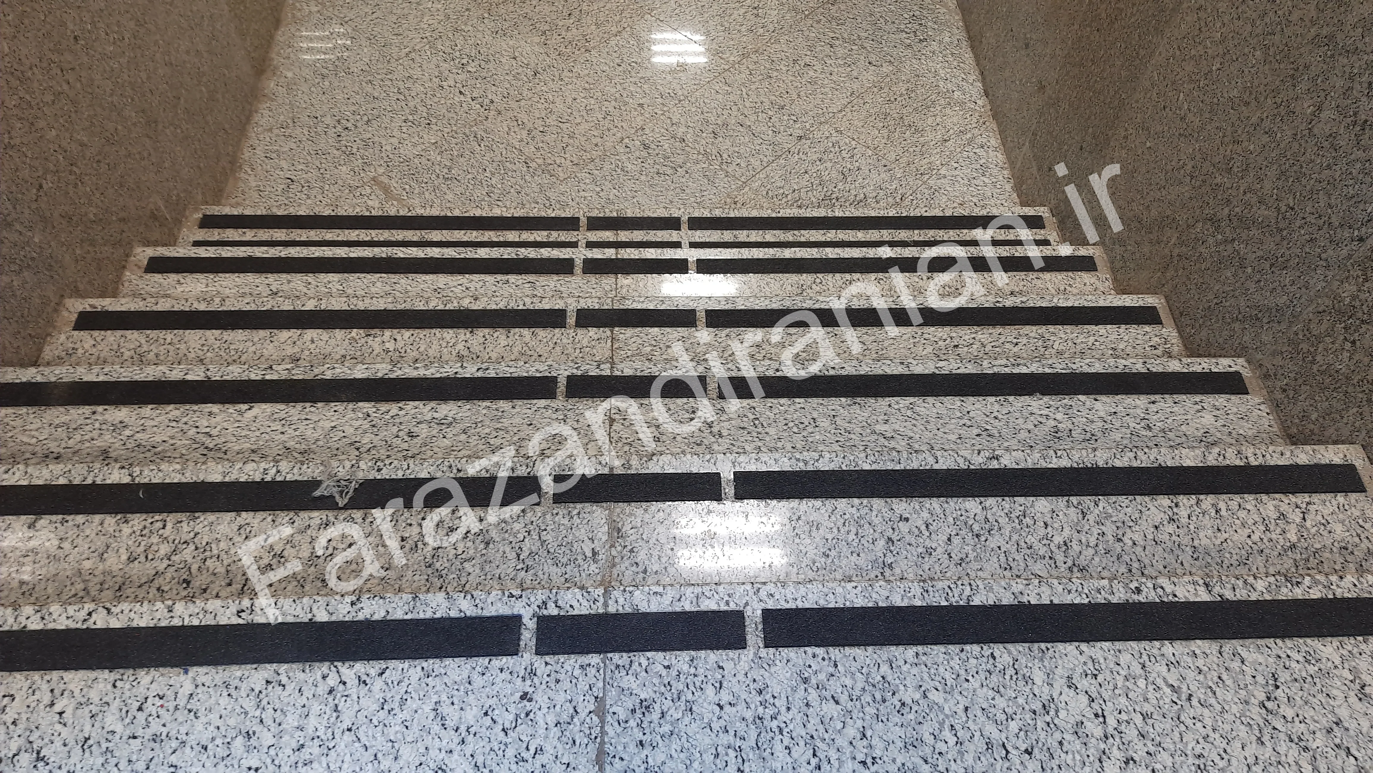 تصویر ۴۰ از اجرای نوار ضد لغزش در ورزشگاه باشگاه گلگهر سیرجان