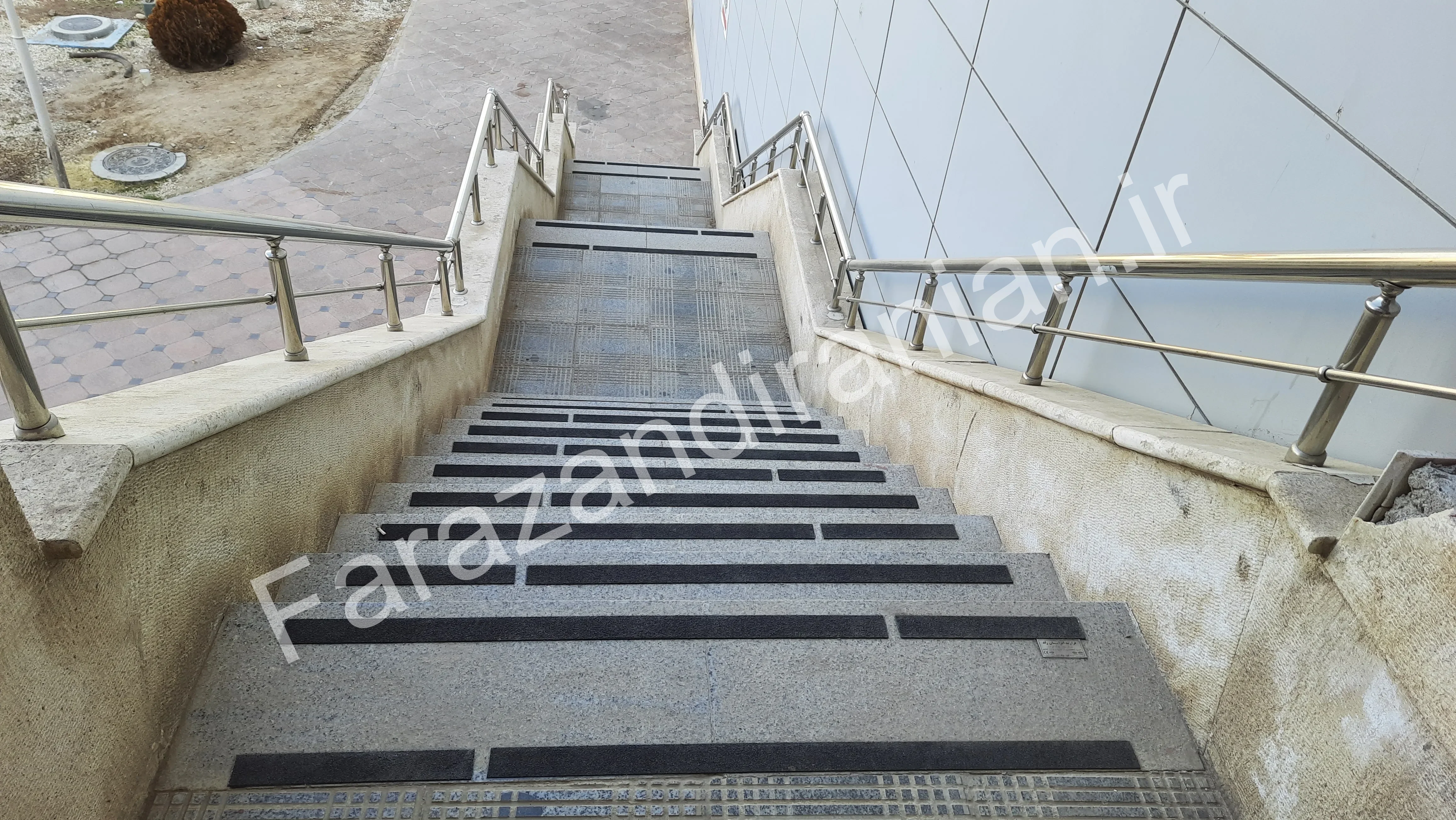 تصویر ۴۵ از اجرای نوار ضد لغزش در ورزشگاه باشگاه گلگهر سیرجان