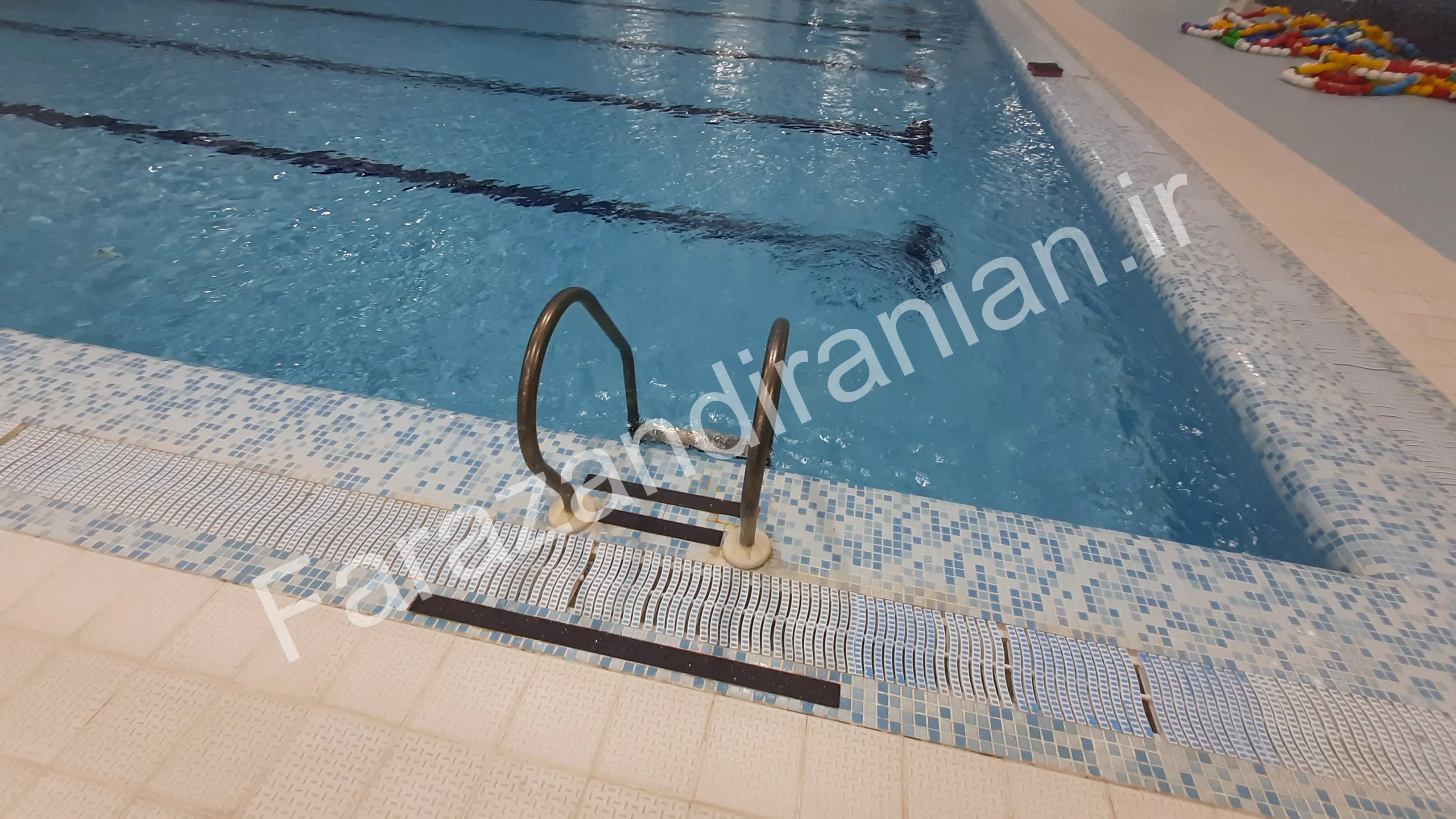 تصویر ۴۷ از اجرای نوار ضد لغزش در ورزشگاه باشگاه گلگهر سیرجان