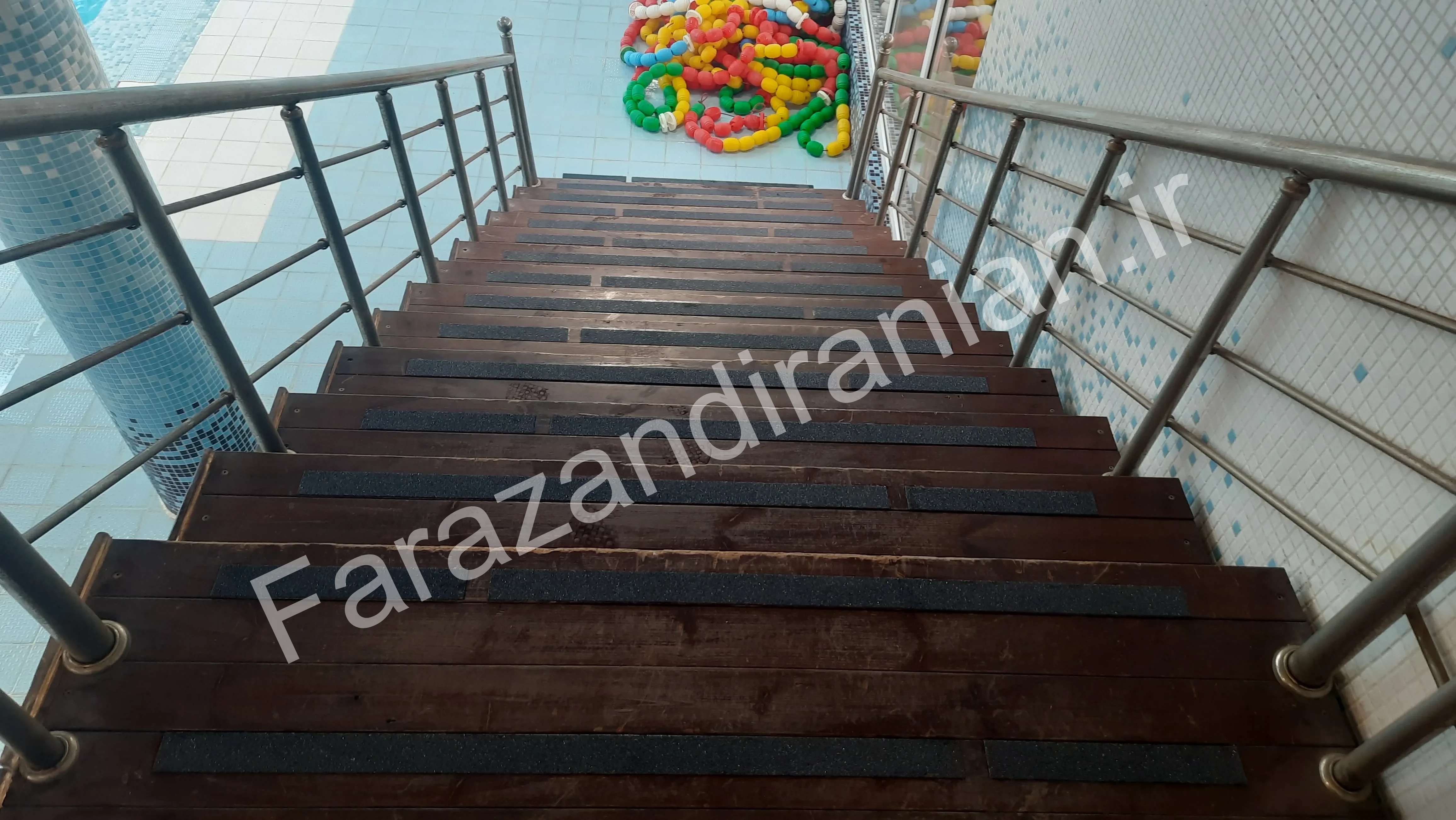تصویر ۵۲ از اجرای نوار ضد لغزش در ورزشگاه باشگاه گلگهر سیرجان