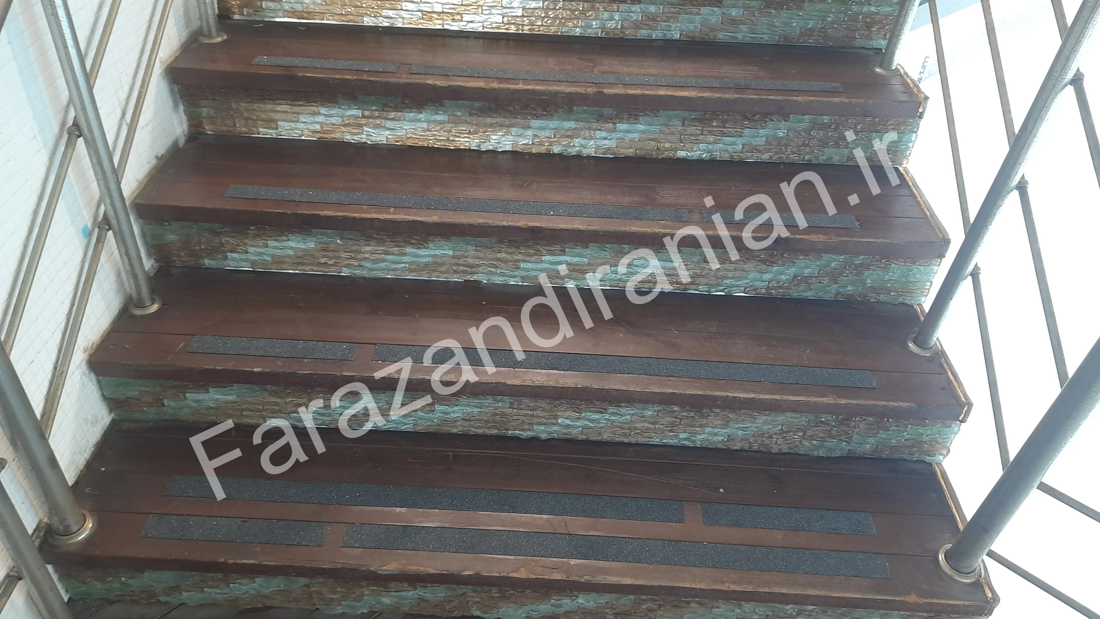 تصویر ۵۳ از اجرای نوار ضد لغزش در ورزشگاه باشگاه گلگهر سیرجان