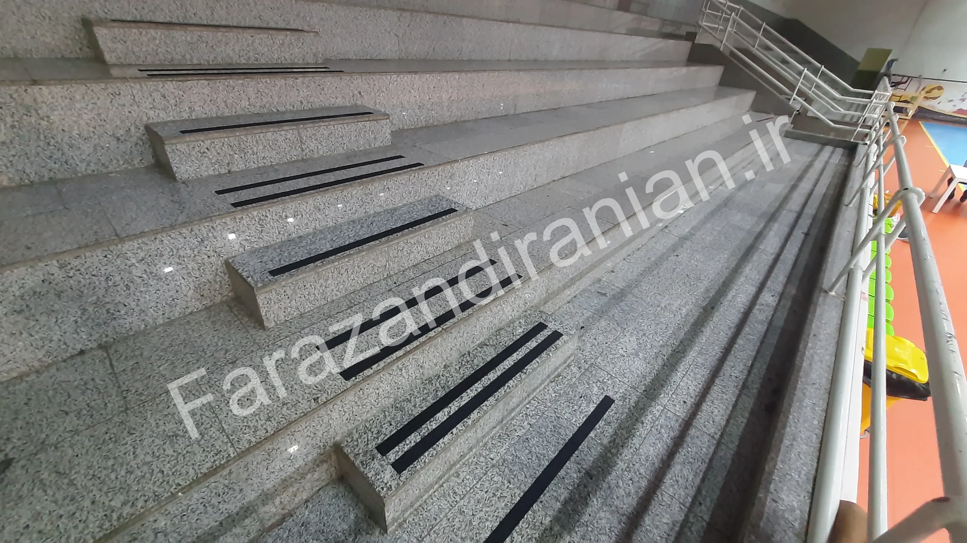 تصویر ۵۶ از اجرای نوار ضد لغزش در ورزشگاه باشگاه گلگهر سیرجان