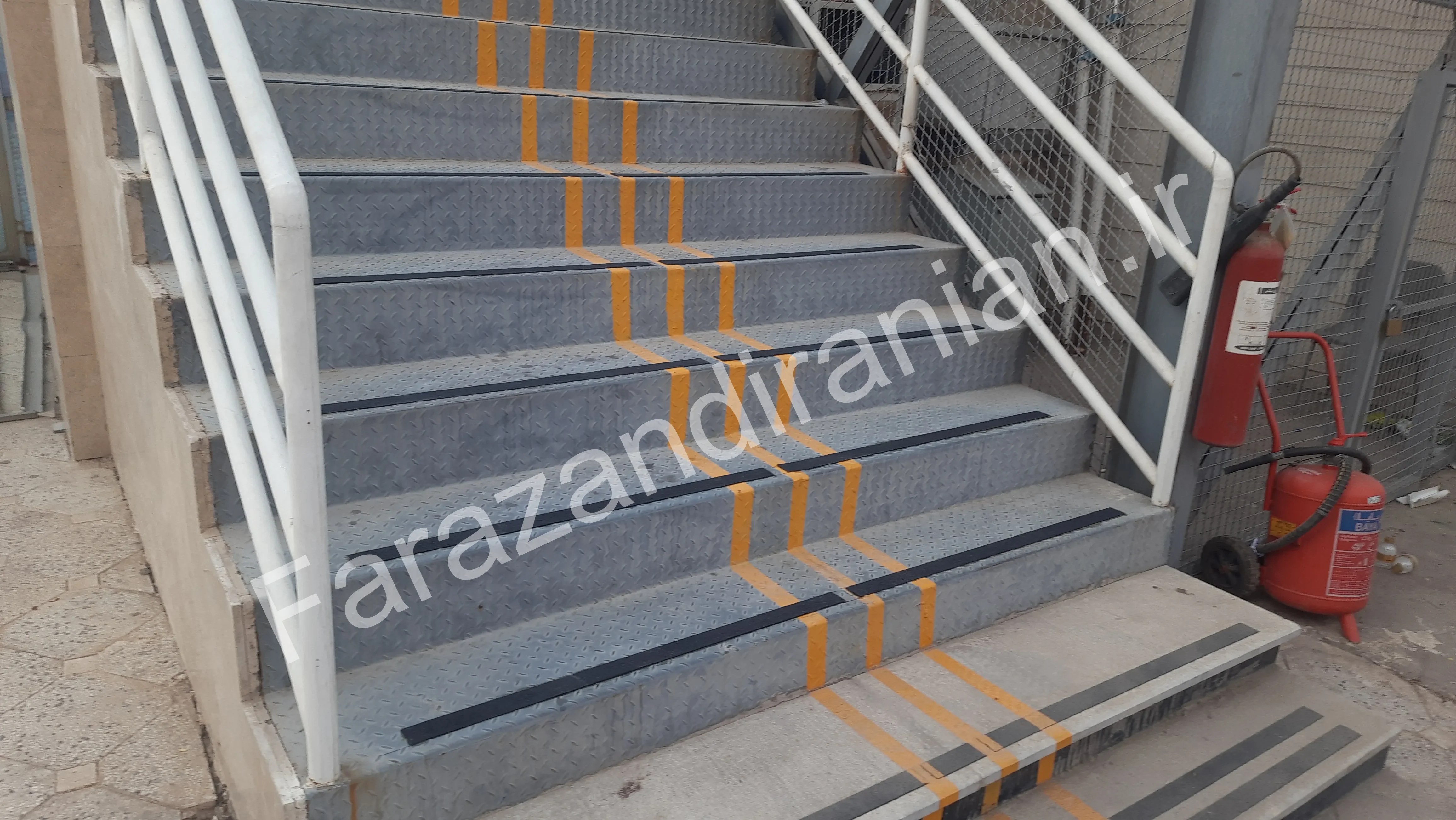 تصویر ۵۸ از اجرای نوار ضد لغزش در ورزشگاه باشگاه گلگهر سیرجان