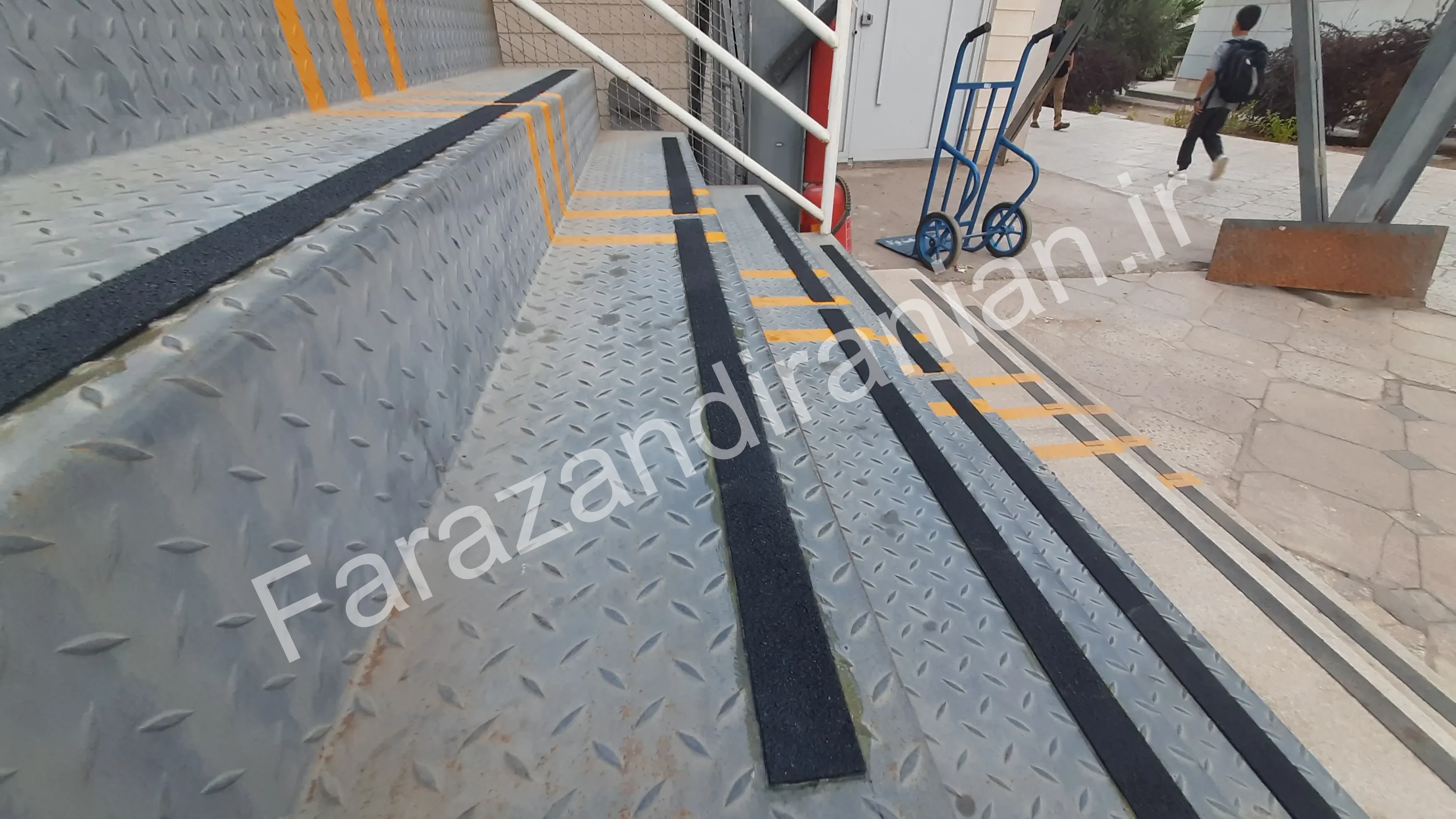 تصویر ۵۹ از اجرای نوار ضد لغزش در ورزشگاه باشگاه گلگهر سیرجان