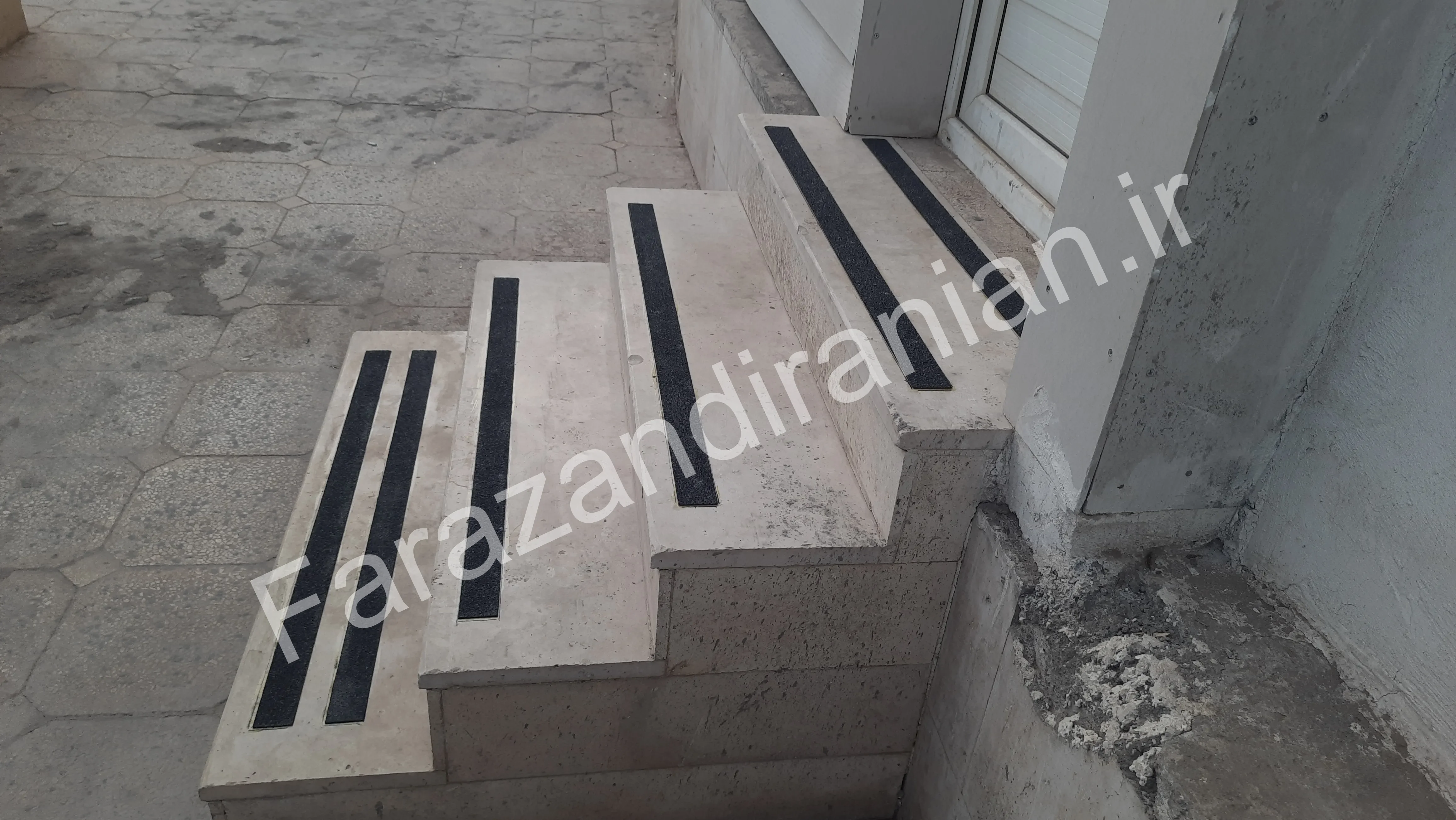 تصویر ۶۰ از اجرای نوار ضد لغزش در ورزشگاه باشگاه گلگهر سیرجان