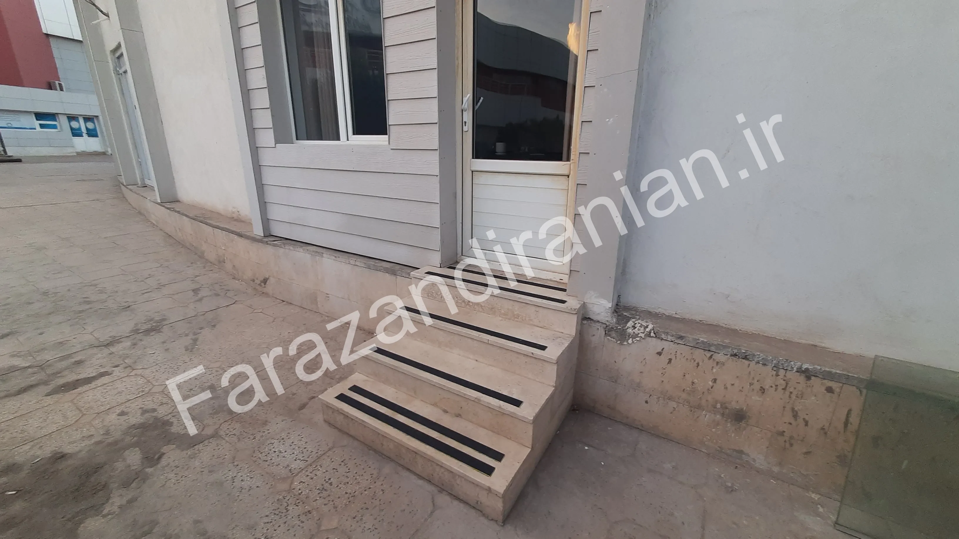 تصویر ۶۱ از اجرای نوار ضد لغزش در ورزشگاه باشگاه گلگهر سیرجان