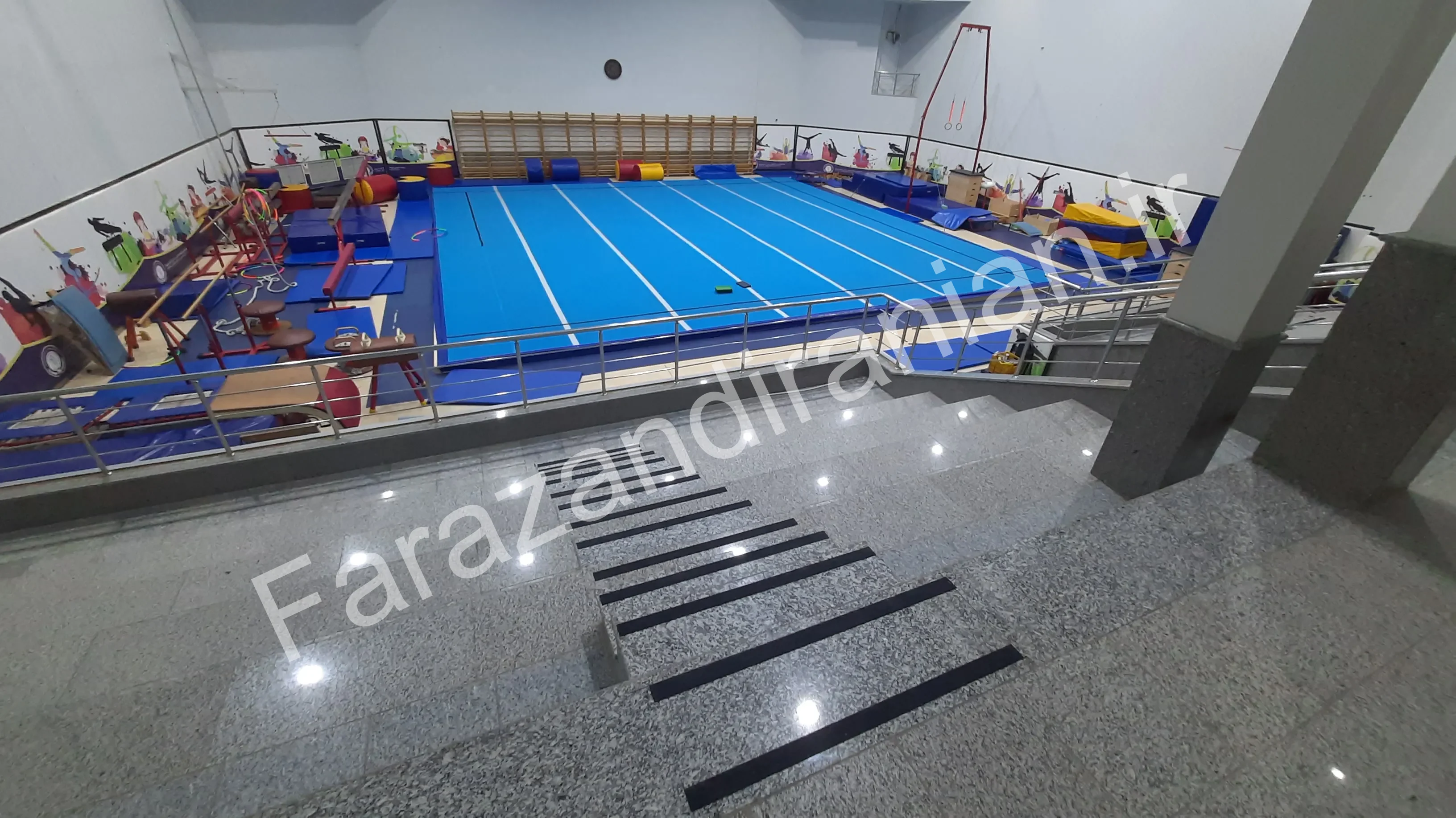 تصویر ۶۳ از اجرای نوار ضد لغزش در ورزشگاه باشگاه گلگهر سیرجان
