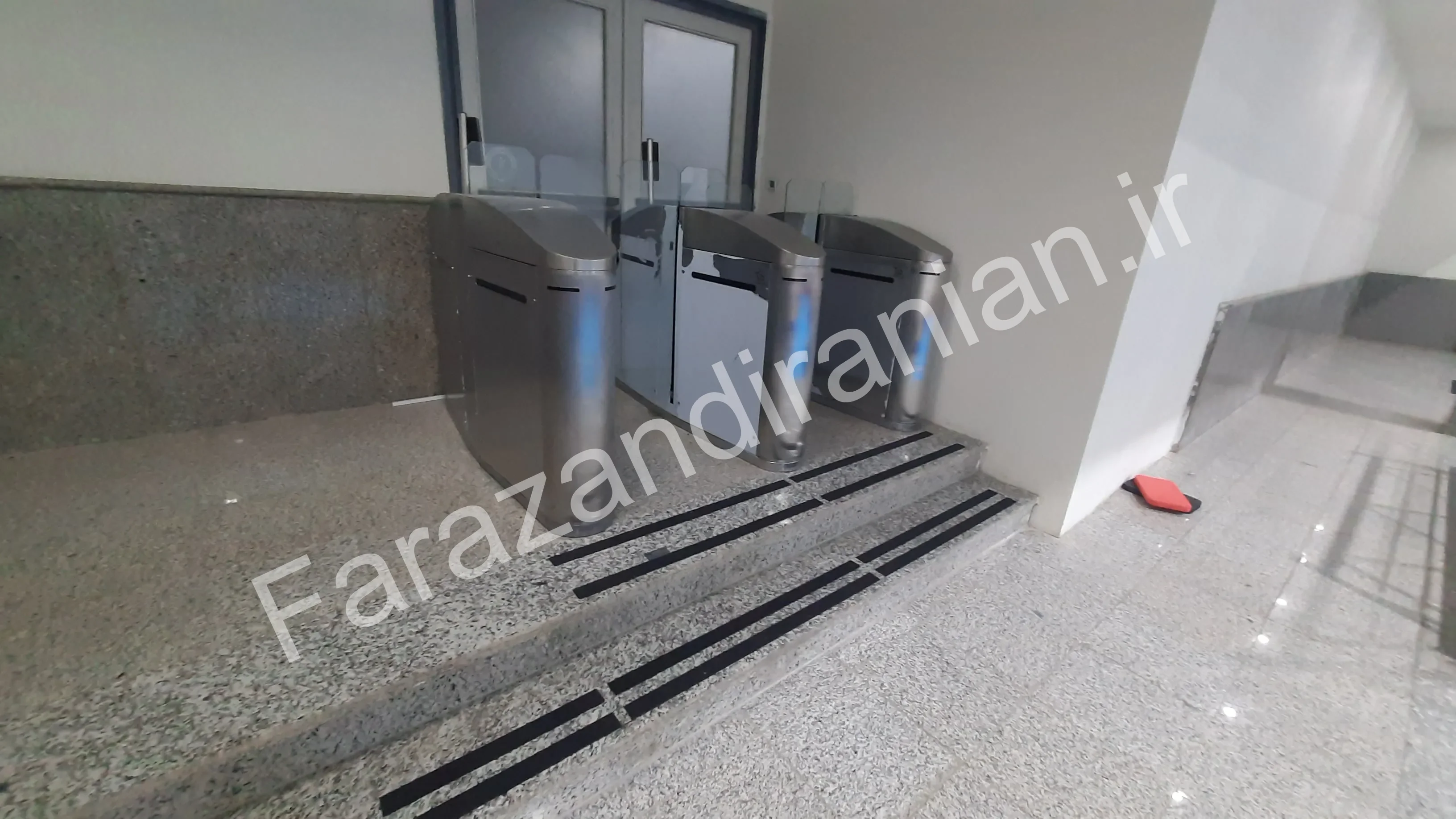 تصویر ۶۴ از اجرای نوار ضد لغزش در ورزشگاه باشگاه گلگهر سیرجان