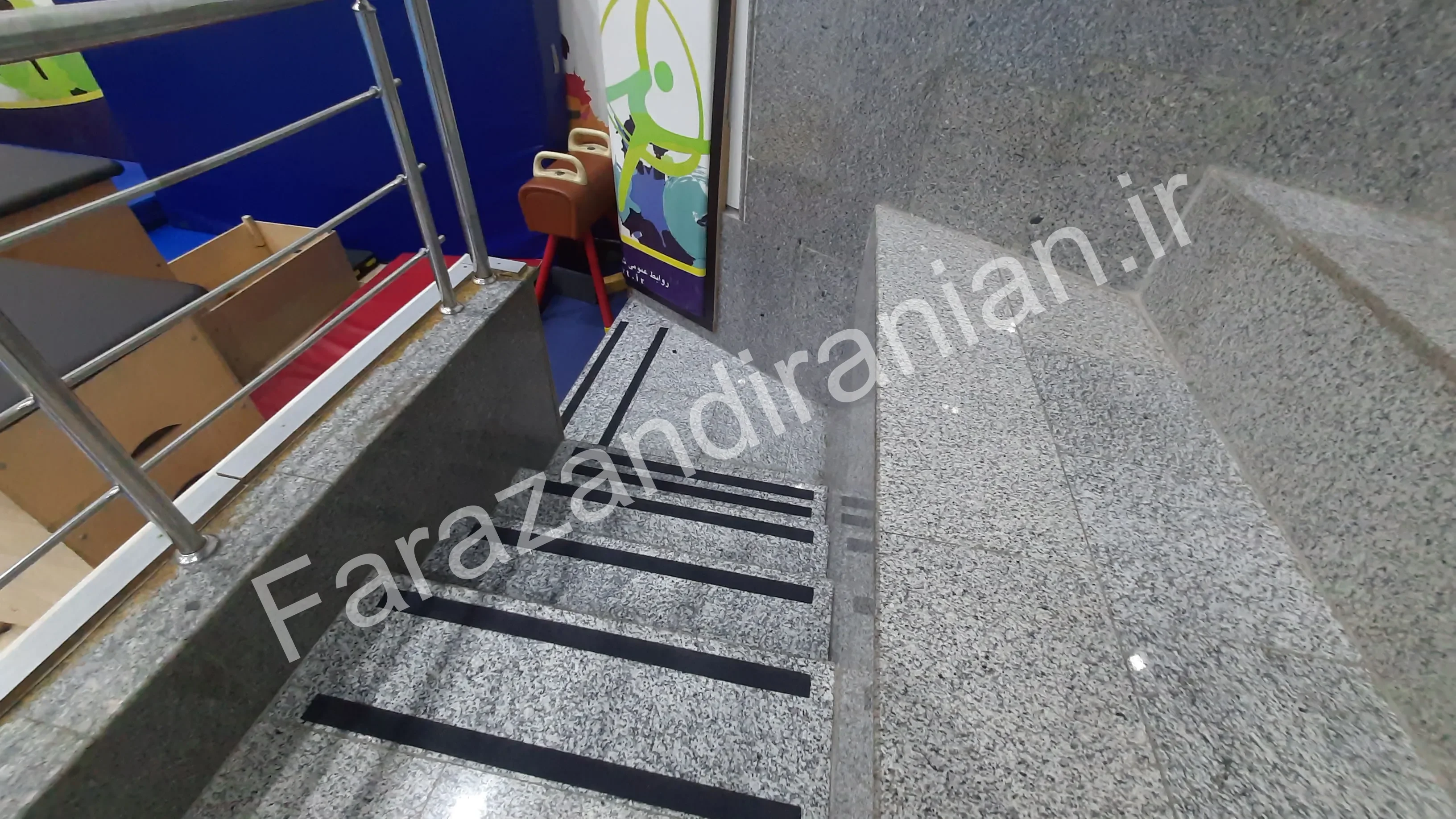 تصویر ۶۶ از اجرای نوار ضد لغزش در ورزشگاه باشگاه گلگهر سیرجان