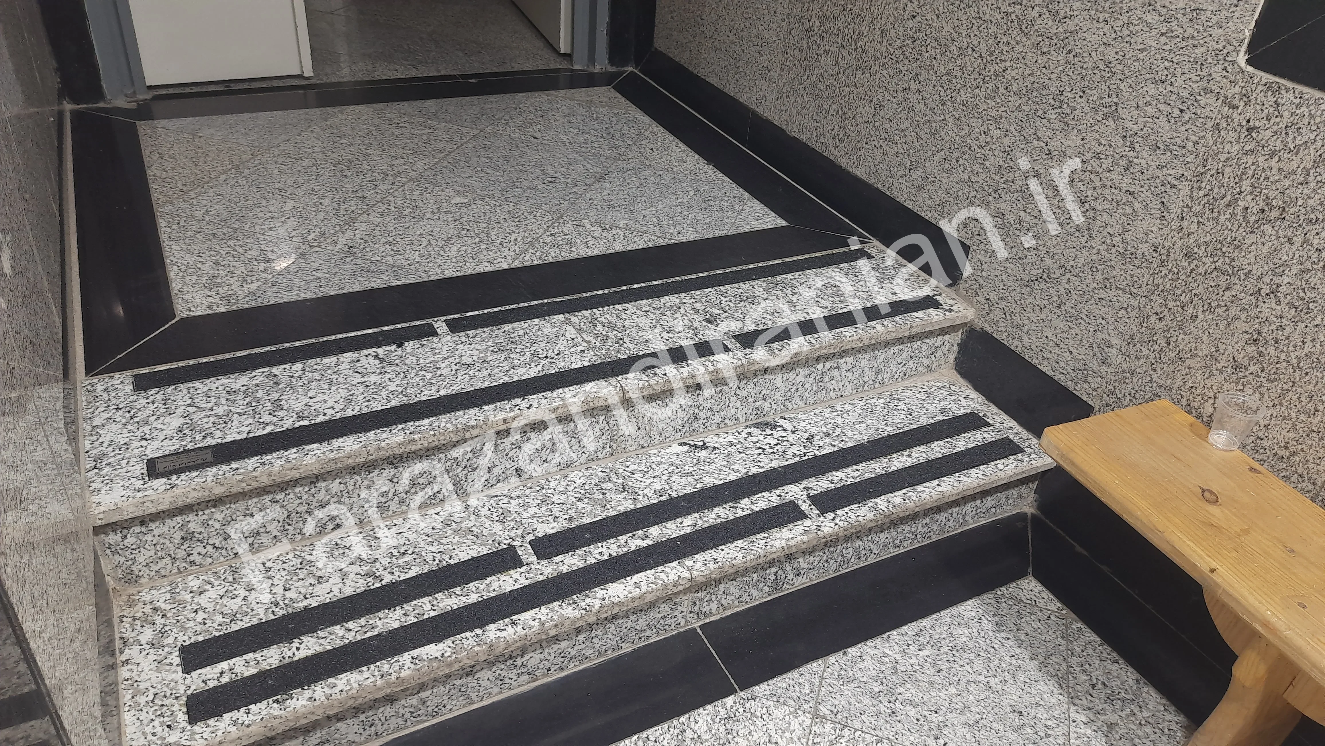 تصویر ۶۹ از اجرای نوار ضد لغزش در ورزشگاه باشگاه گلگهر سیرجان