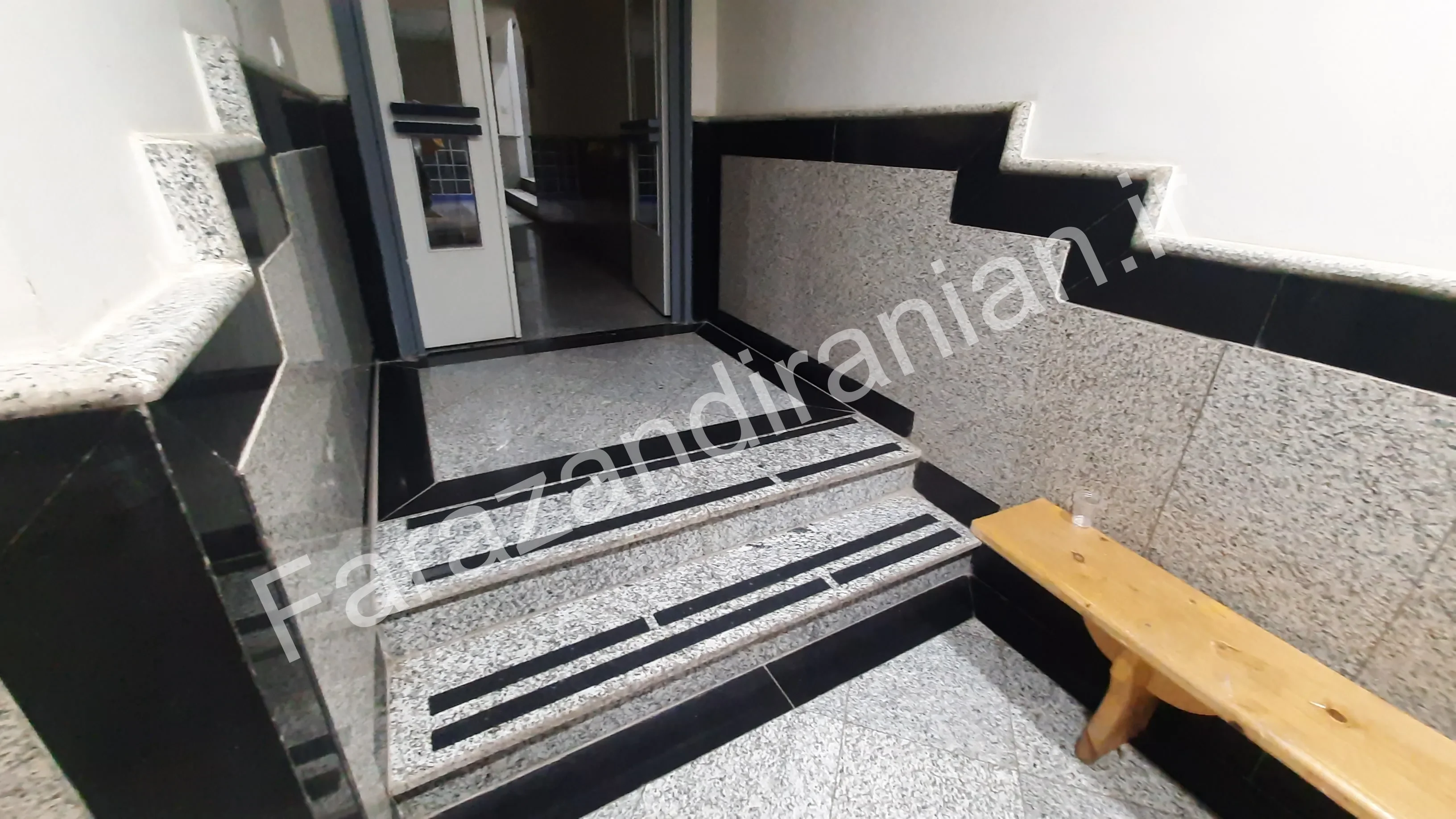 تصویر ۷۰ از اجرای نوار ضد لغزش در ورزشگاه باشگاه گلگهر سیرجان