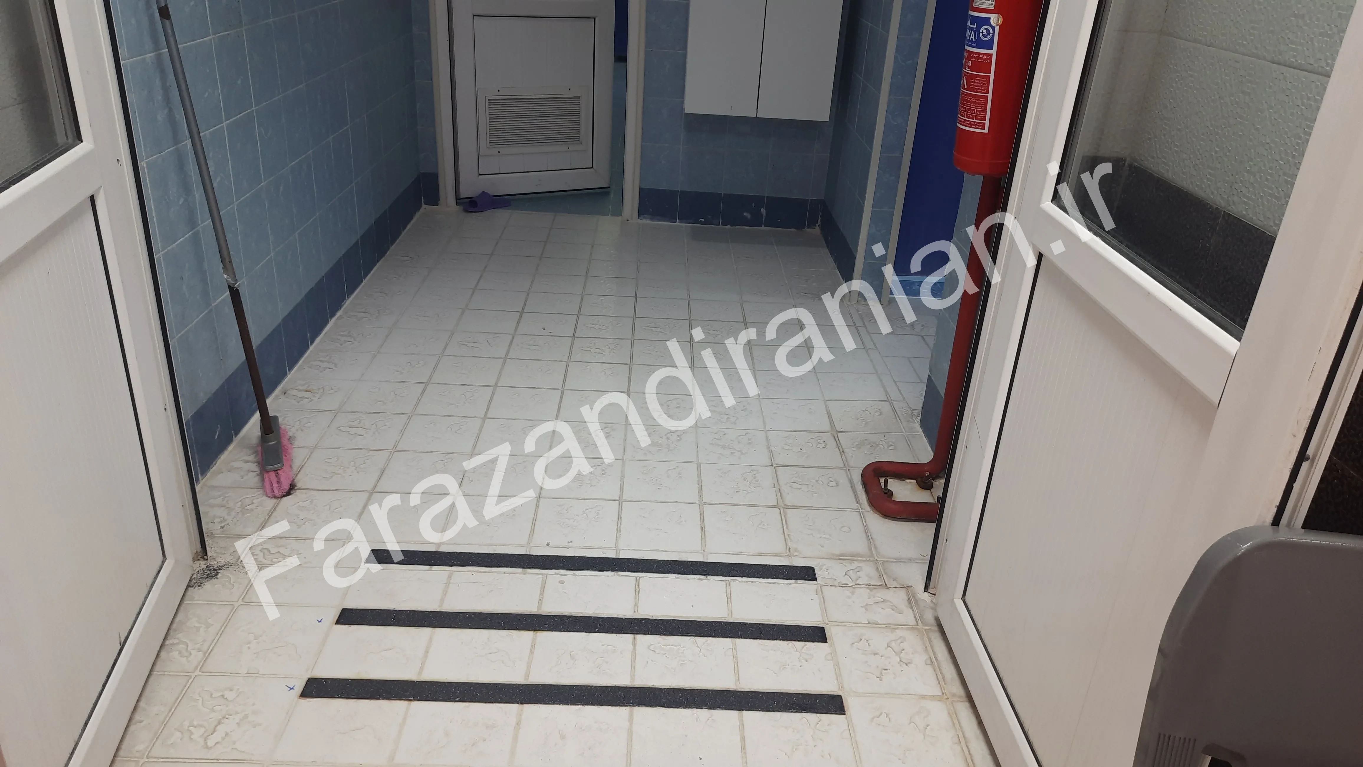 تصویر ۷۱ از اجرای نوار ضد لغزش در ورزشگاه باشگاه گلگهر سیرجان